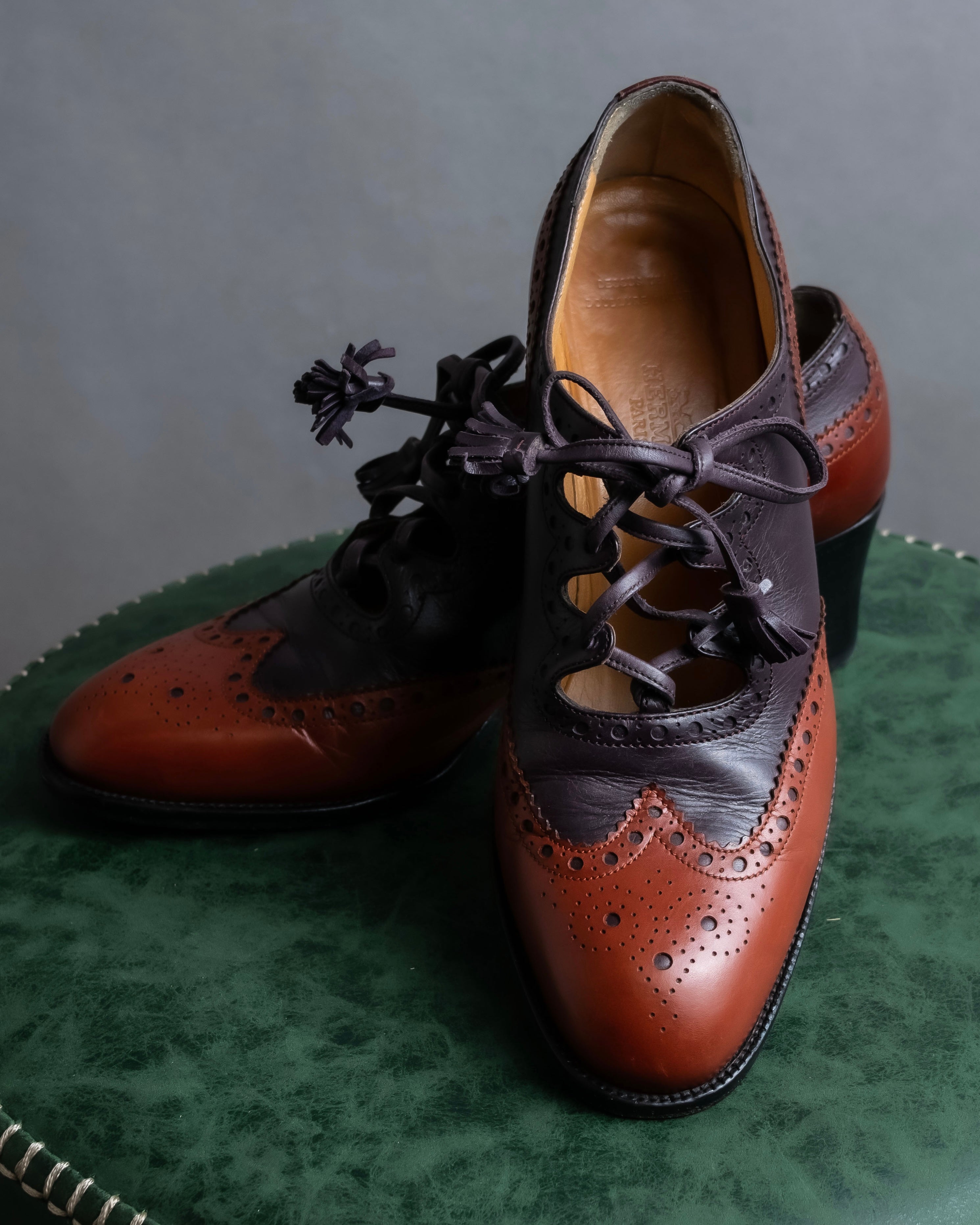 "HERMES" Medallion design combination leather heel shoes