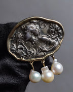 "Vintage engraved relief motif pearl brooch"