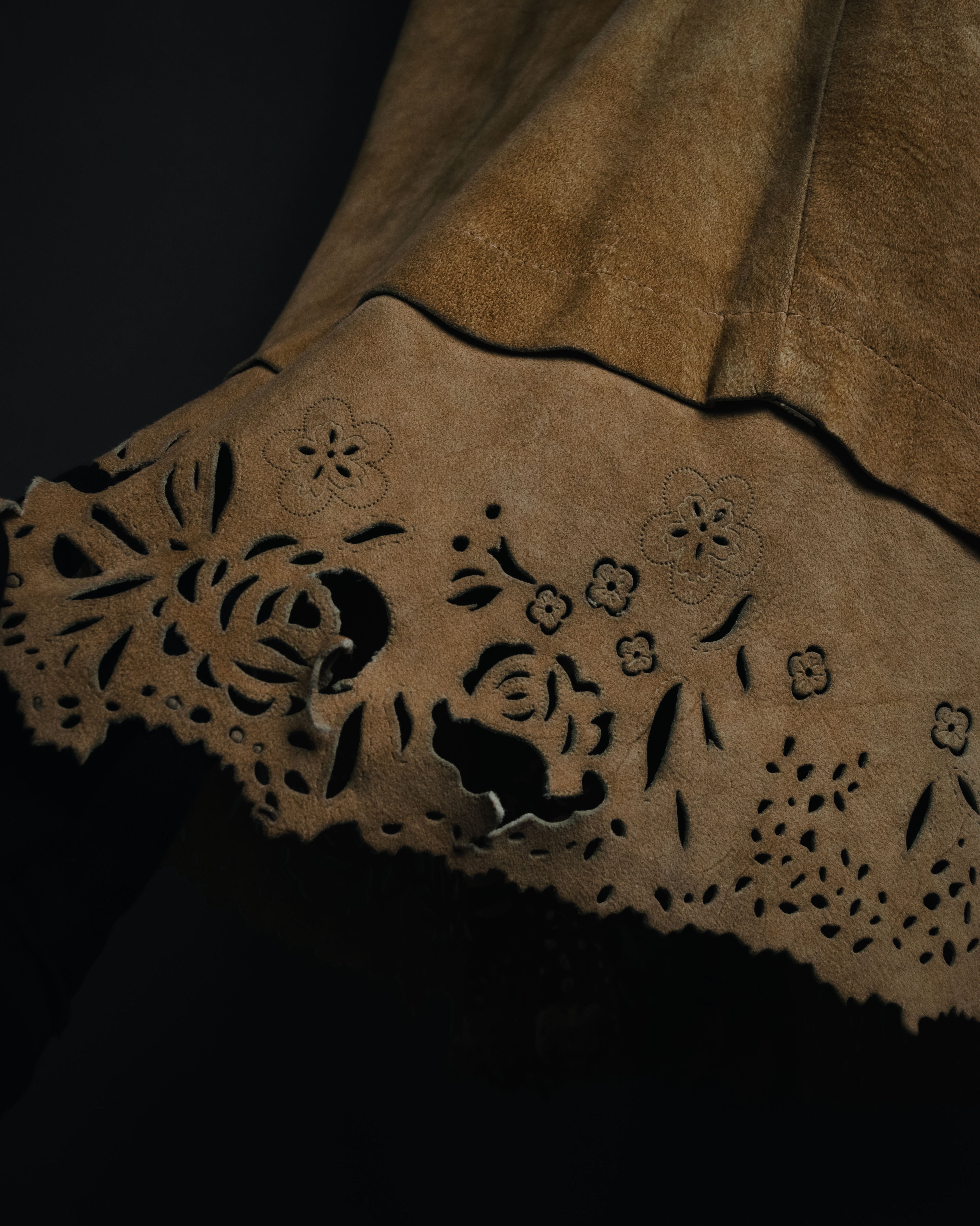 "CECCHI LINEA PELLE" 90’s Suede leather floral cutwork hem skirt