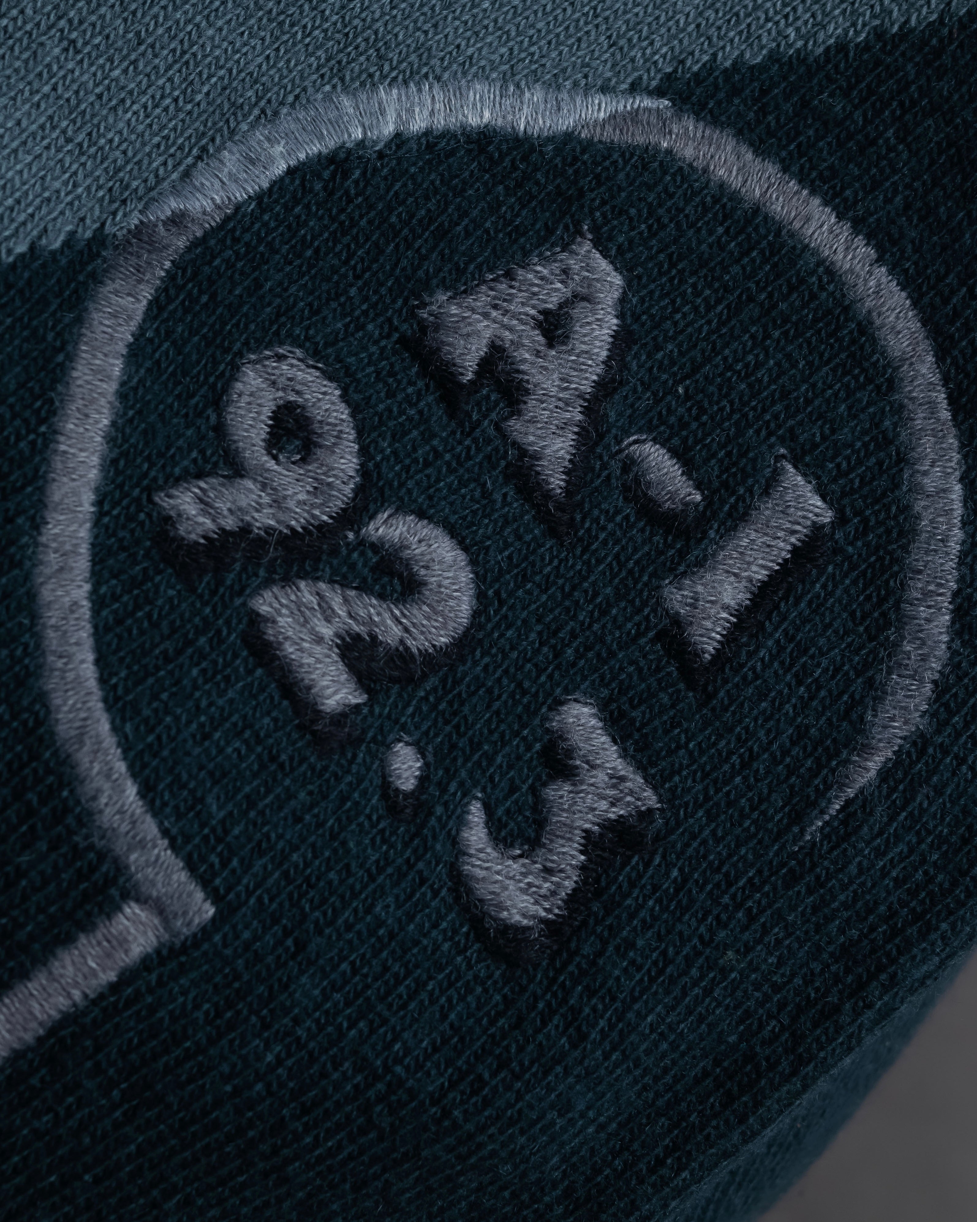 "ICEBERG" Dumbo embroidery design graphic knit pullover