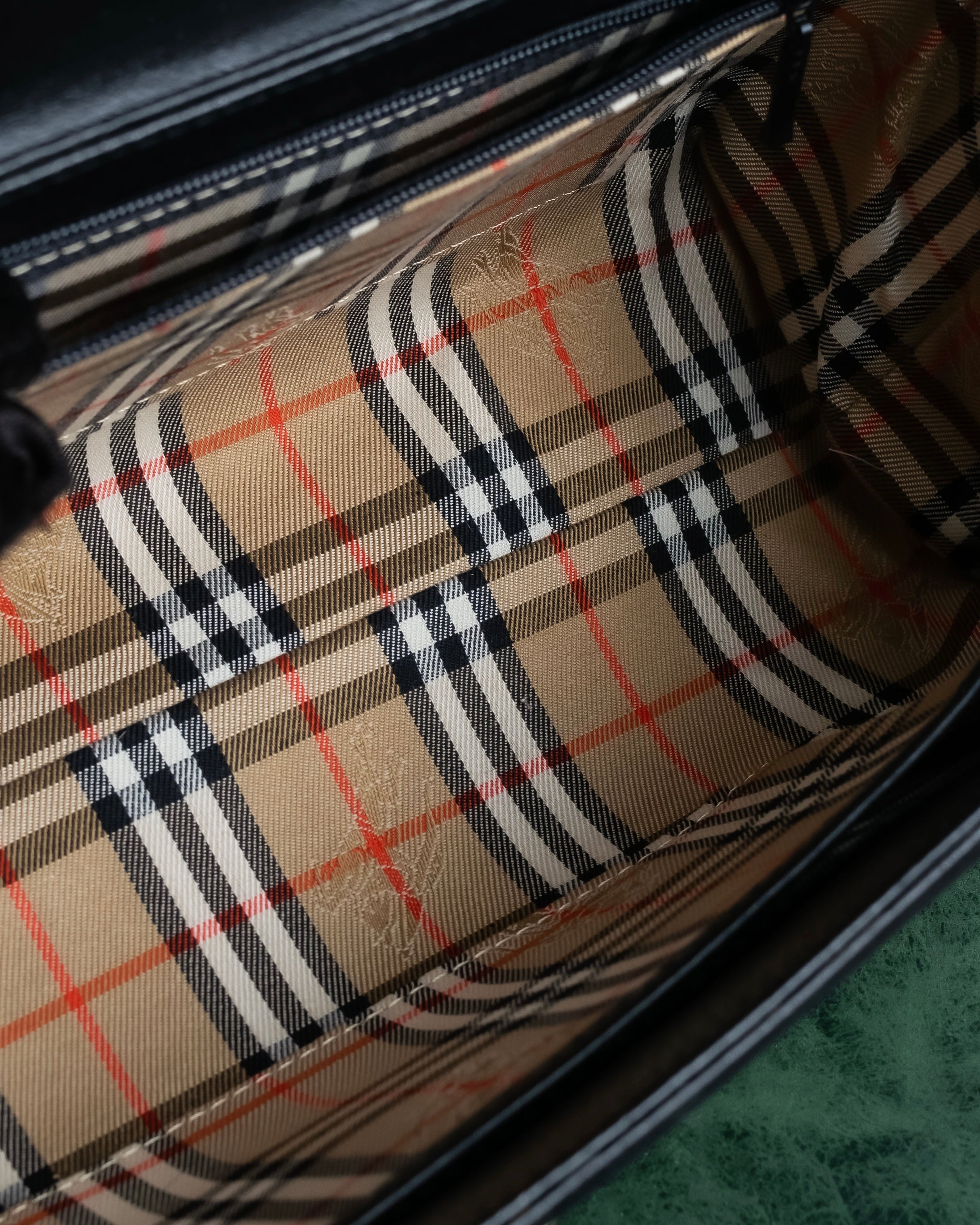 "BURBERRYS" Horizontal shape grained leather one-handle bag