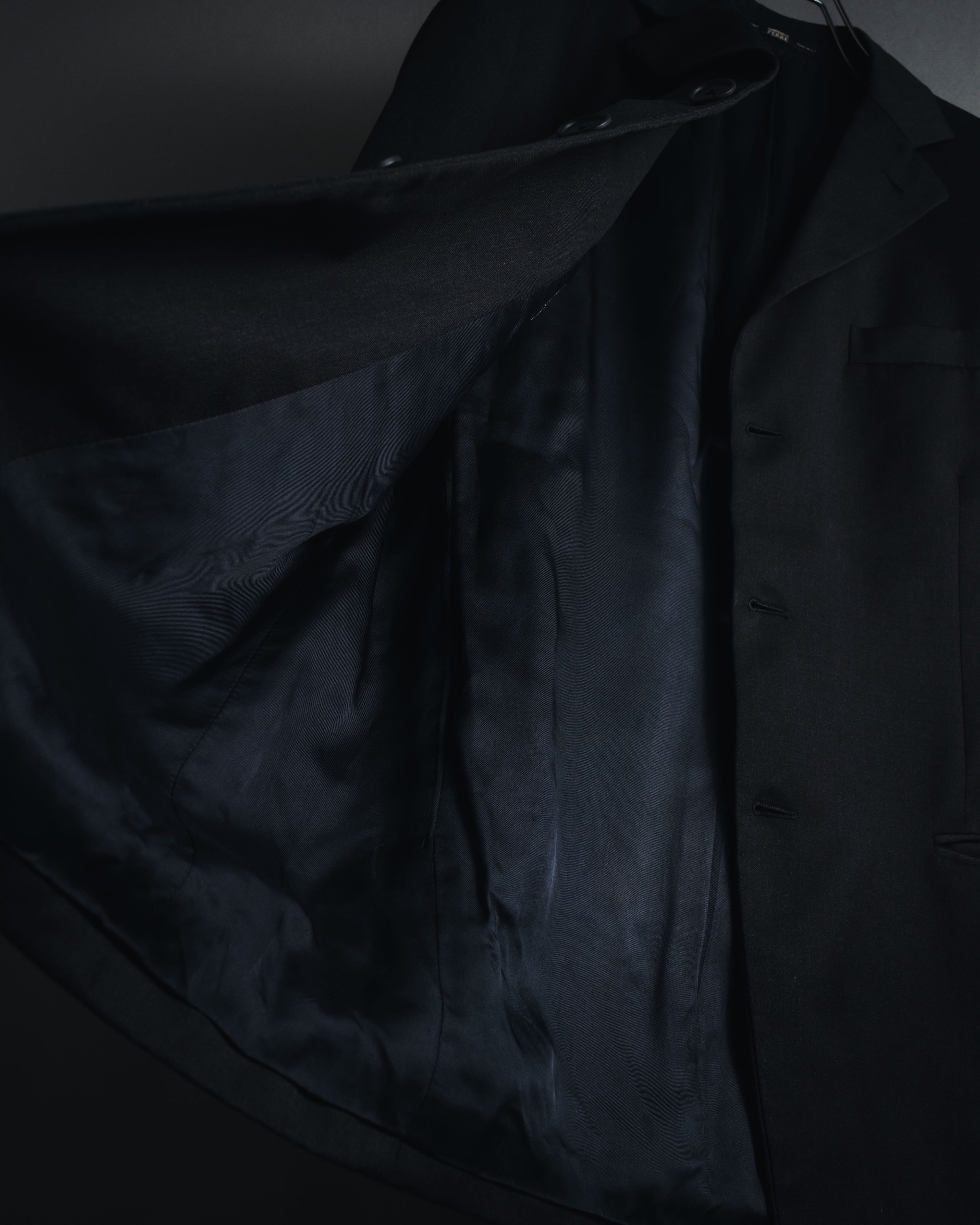 "GIANFRANCO FERRE" 90’s-00’s architecturally tailored three button wool blazer