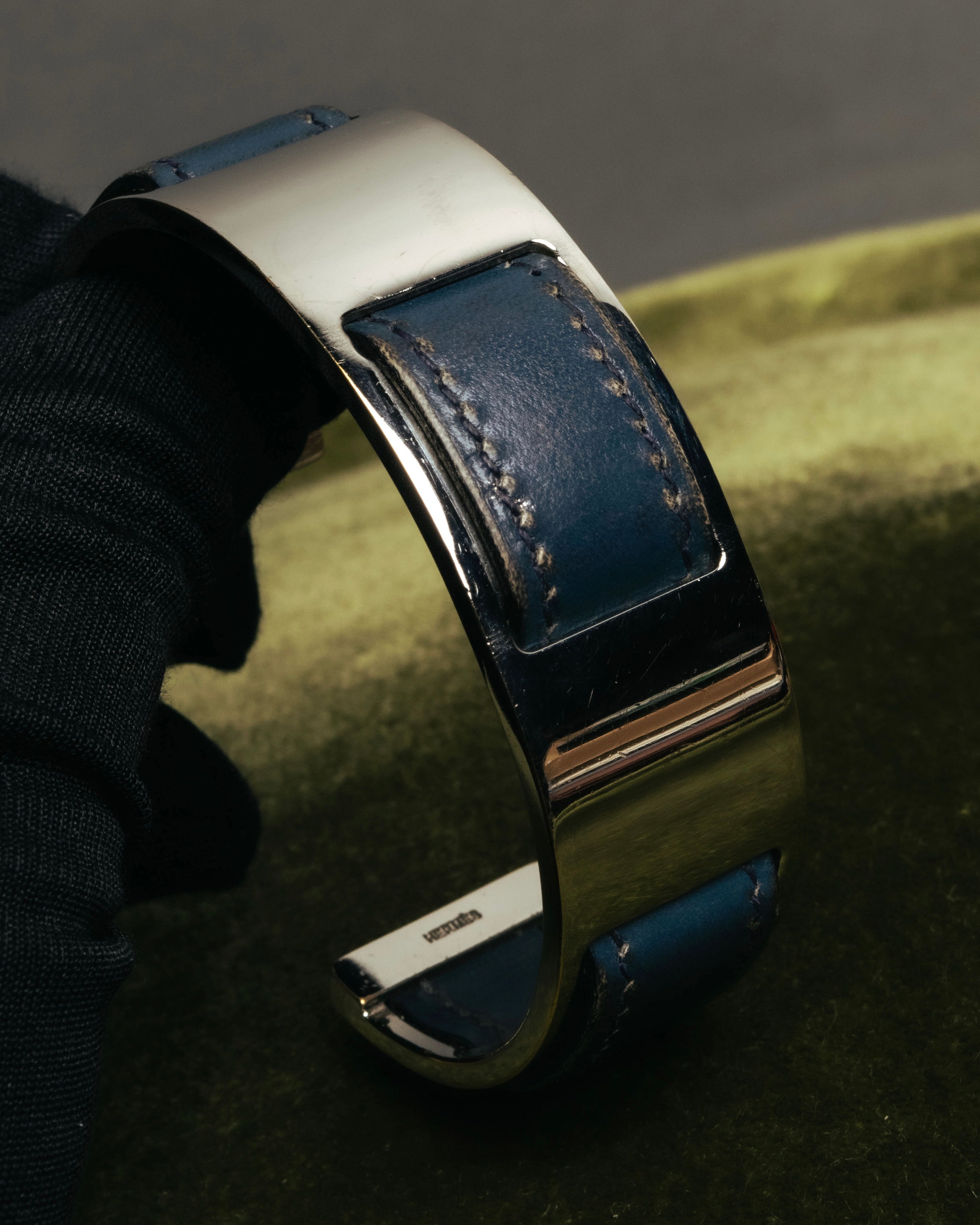 “HERMÈS” 90’s-00’s Leather inset gold metal cuff bangle