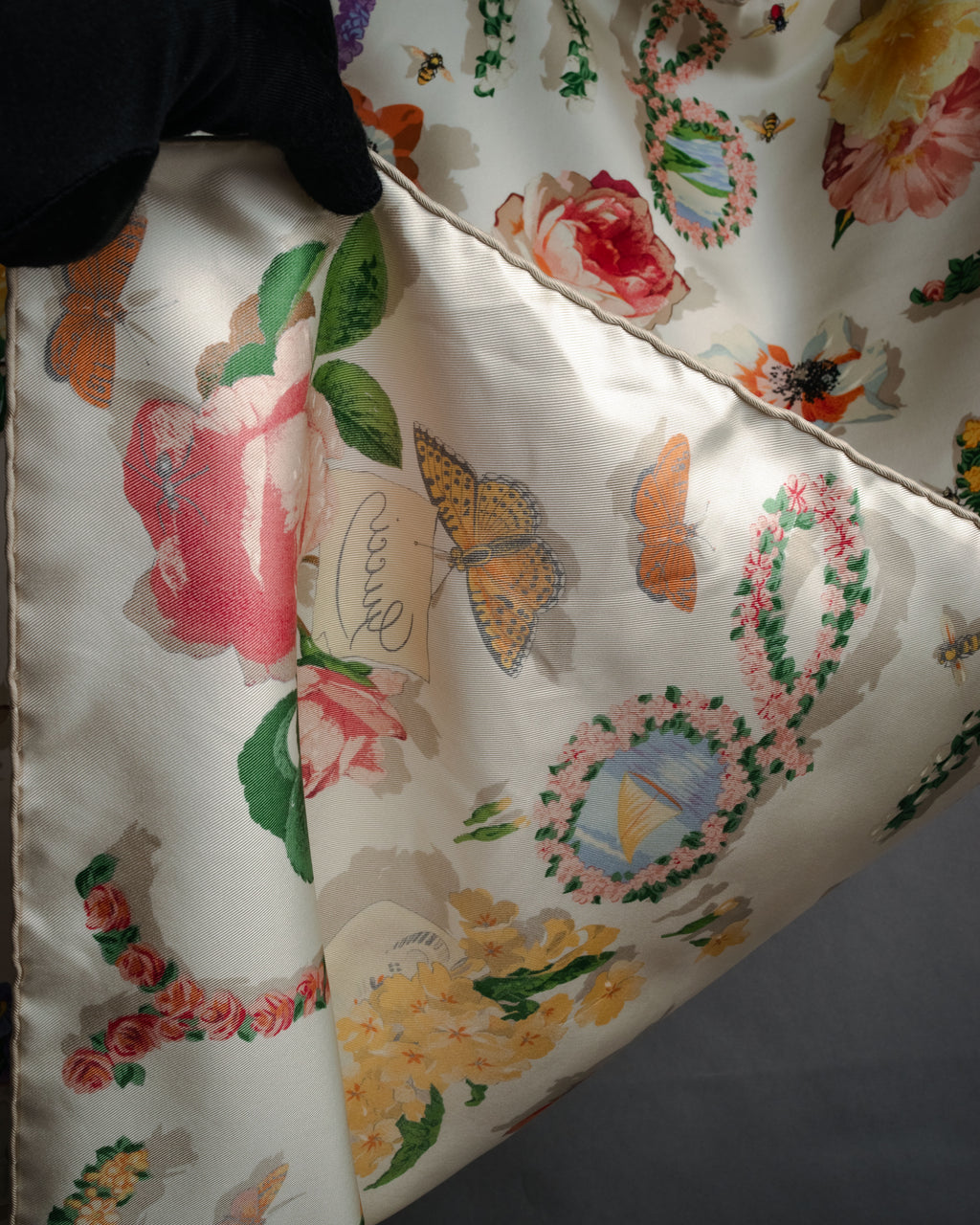 “GUCCI” 80’s-90’s Floral logo silk scarf