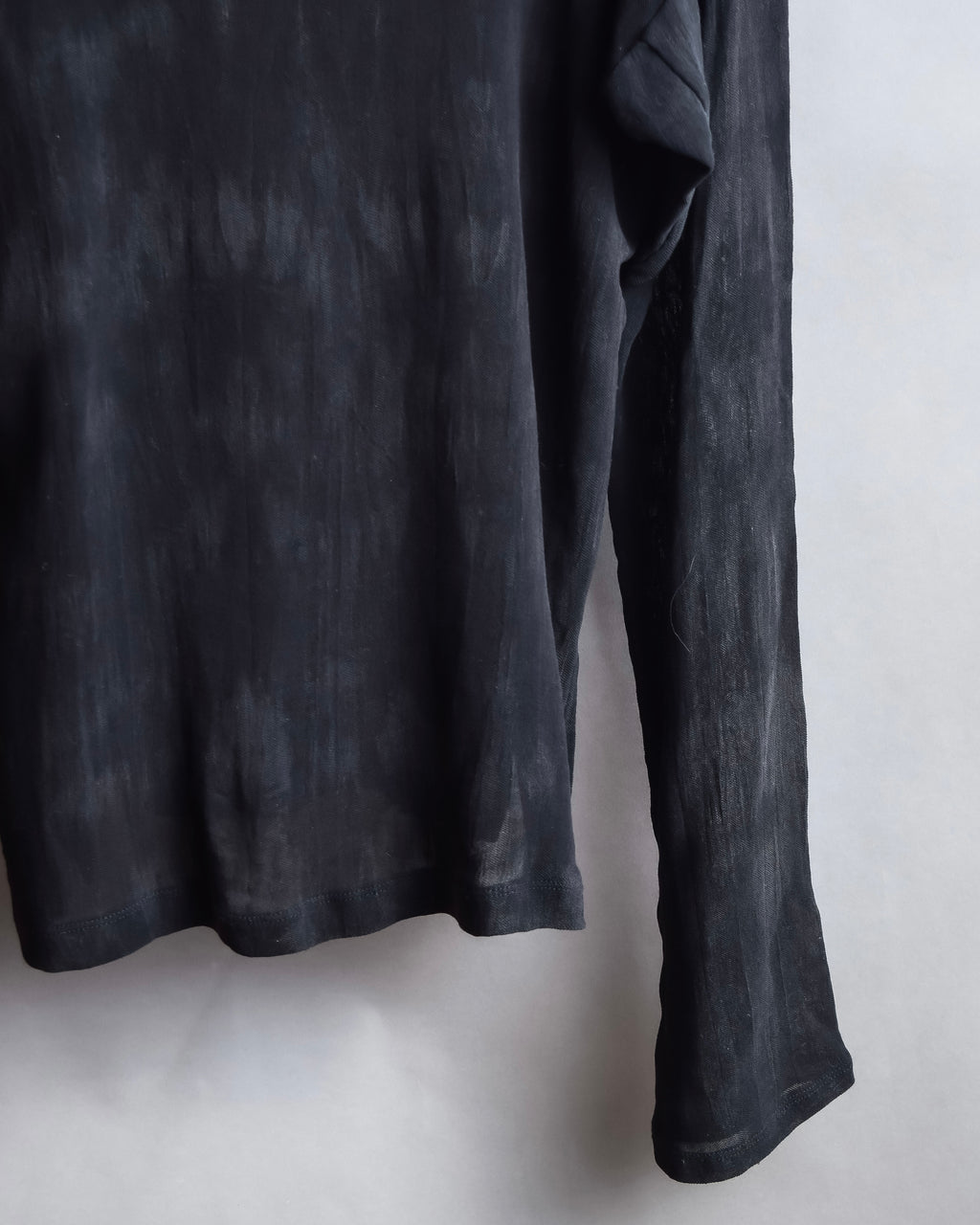 "ISSEY MIYAKE" Layered design high neck delicate knit