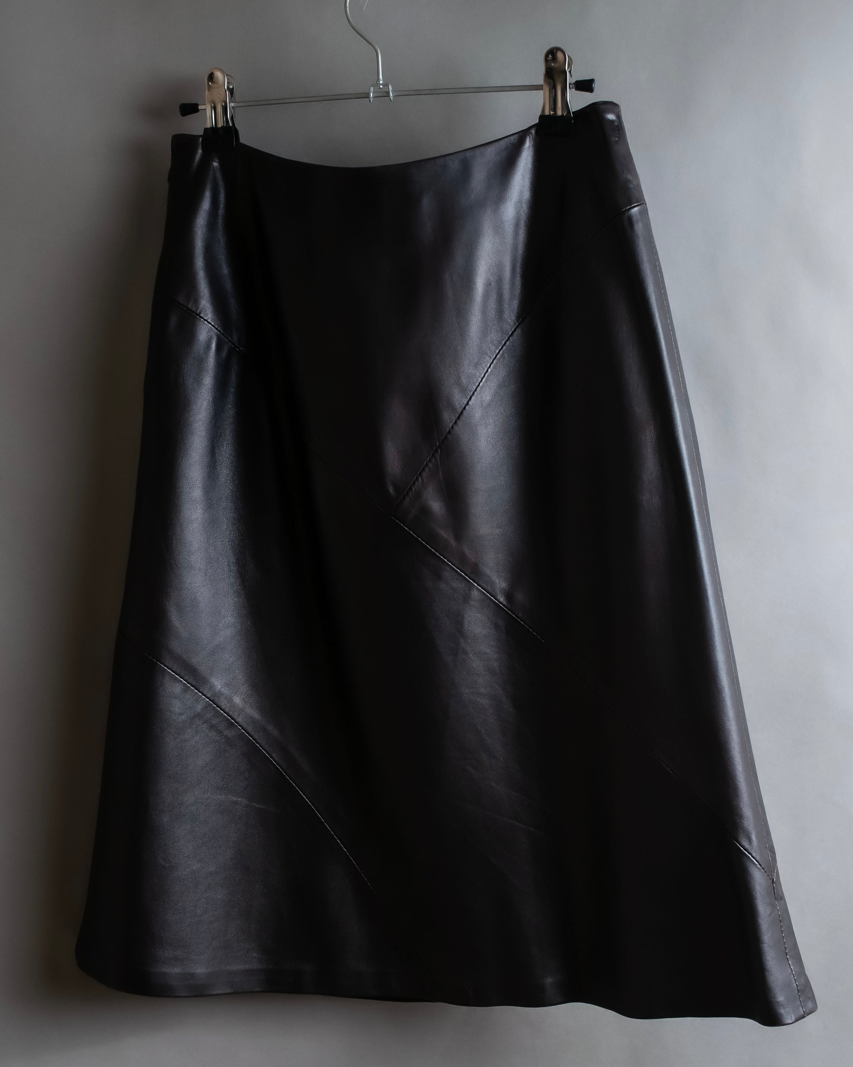 "HARVEY LOGAN" Diagonal cut design lamb leather flare skirt