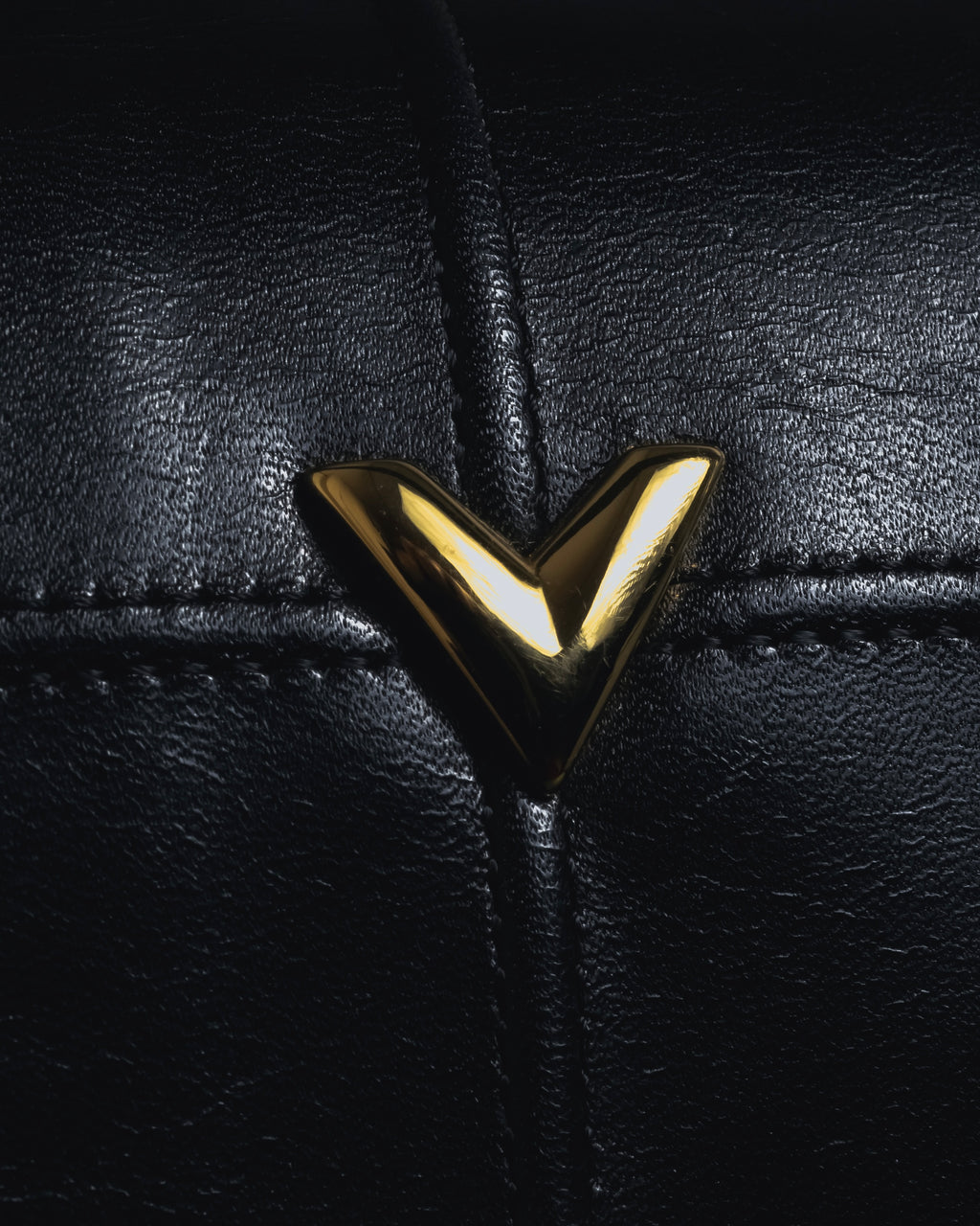 -SPECIAL- "VALENTINO GARAVANI" 90’s-00’s V corner hardware leather top handle bag