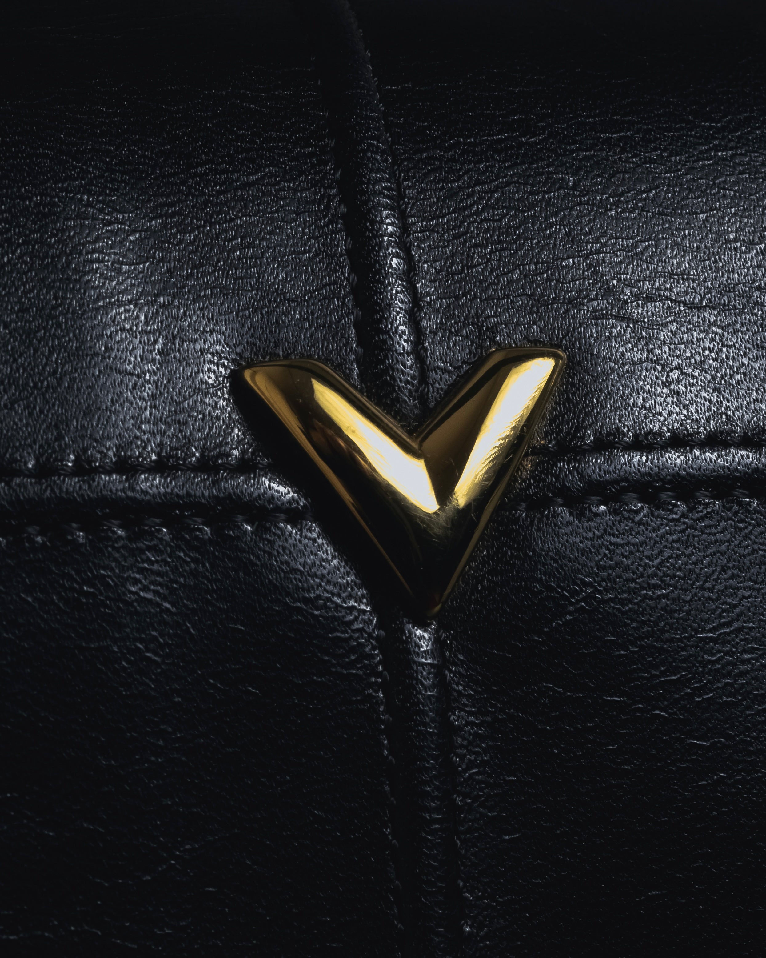 -SPECIAL- "VALENTINO GARAVANI" 90’s-00’s V corner hardware leather top handle bag