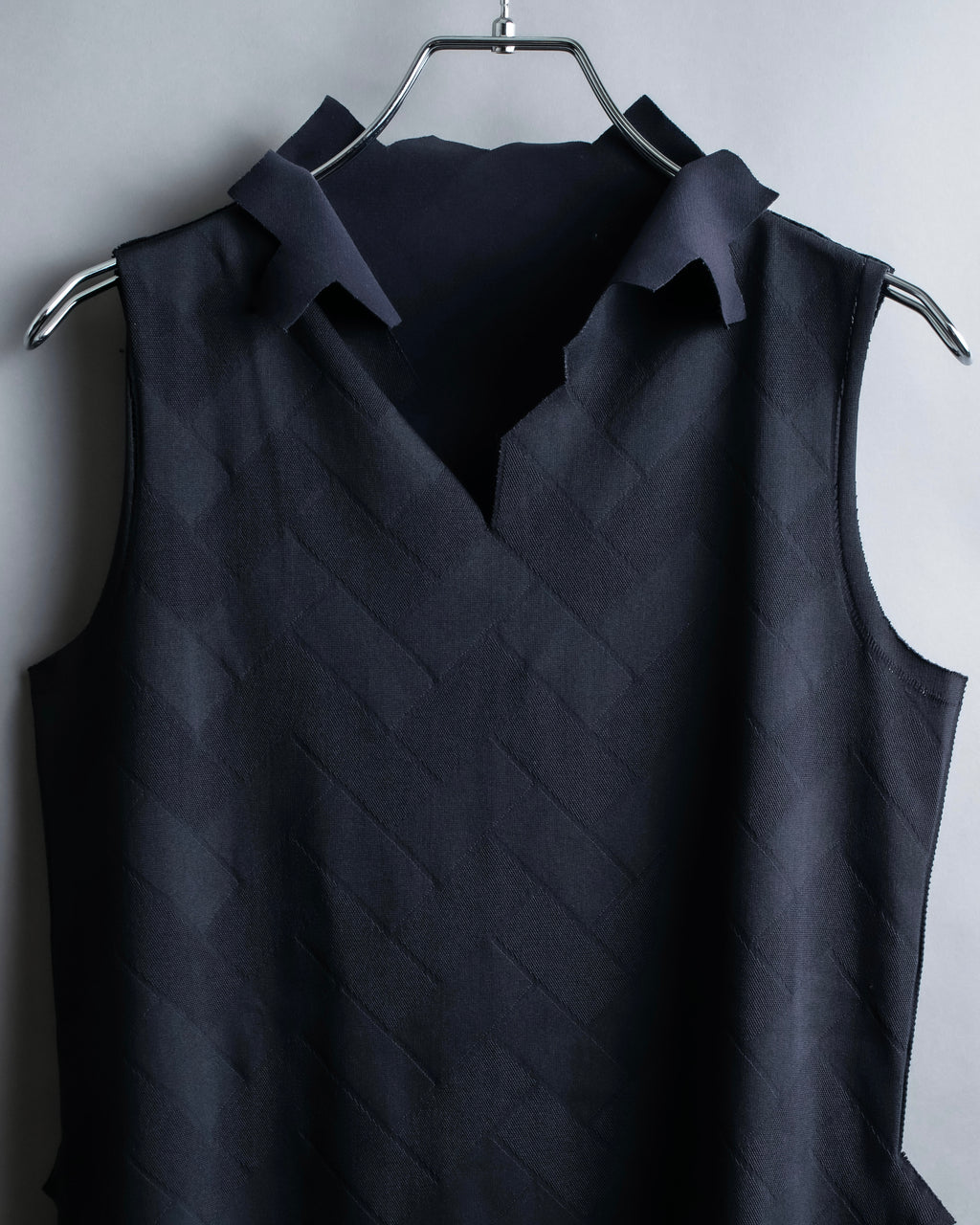 "PLEATS PLEASE ISSEY MIYAKE" 

Meander sleeveless tops