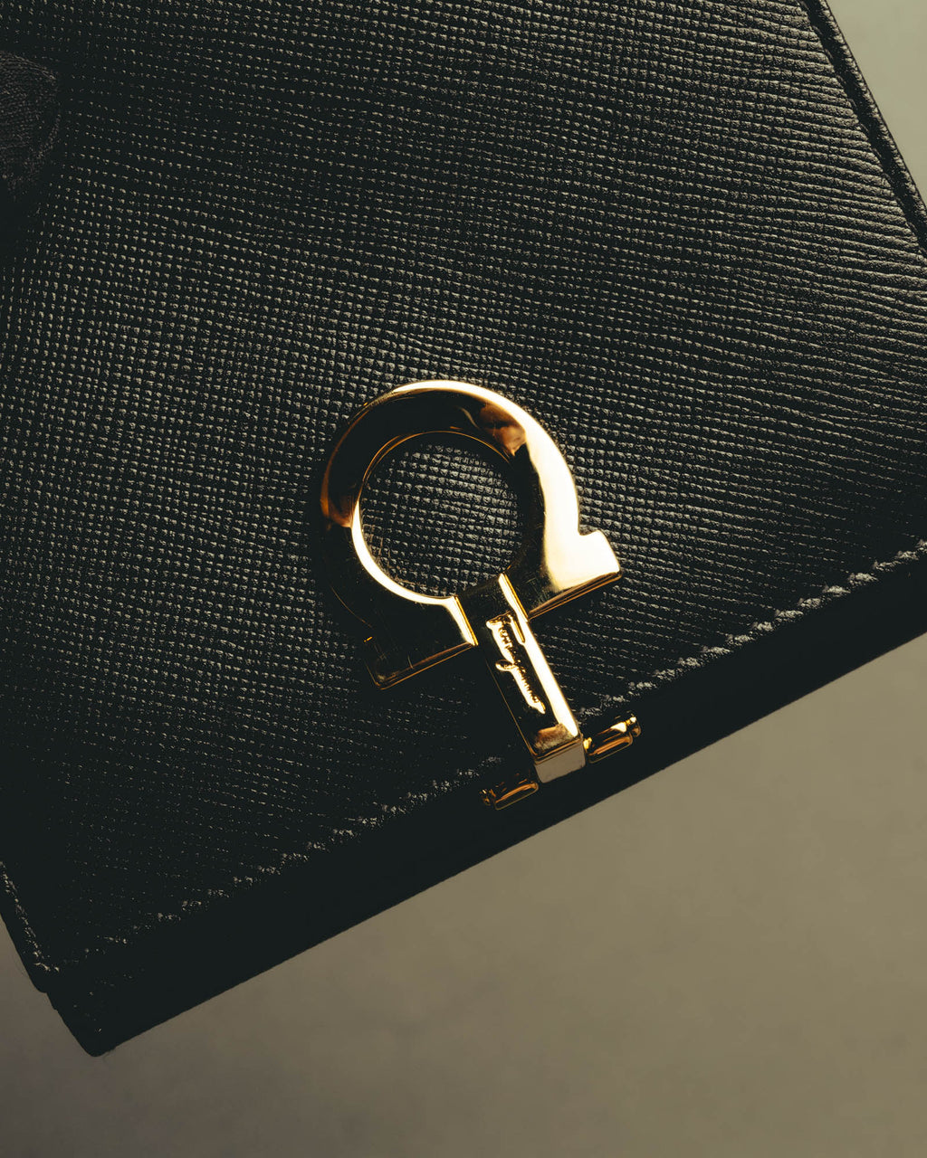 "Salvatore Ferragamo" 80's–00's Classic gancini bifold wallet