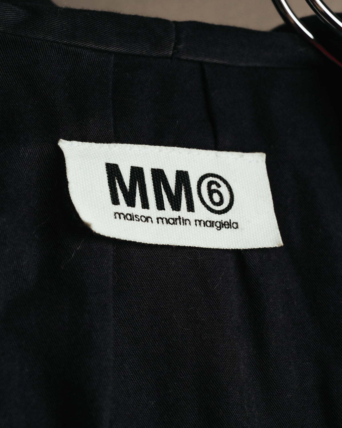 身頃内側に配された、旧表記「MM6 maison martin margiela」のブランドタグを確認できるカット。