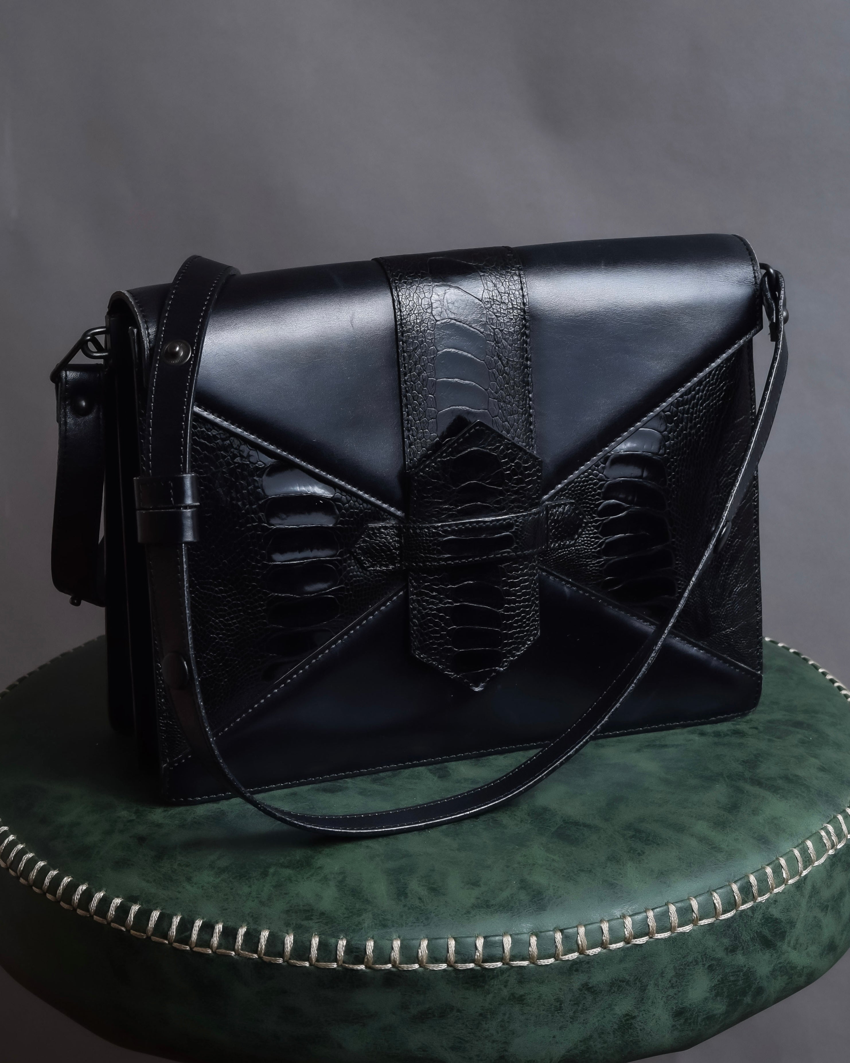 "YVES SAINT LAURENT" Crocodile embossed combination design leather bag