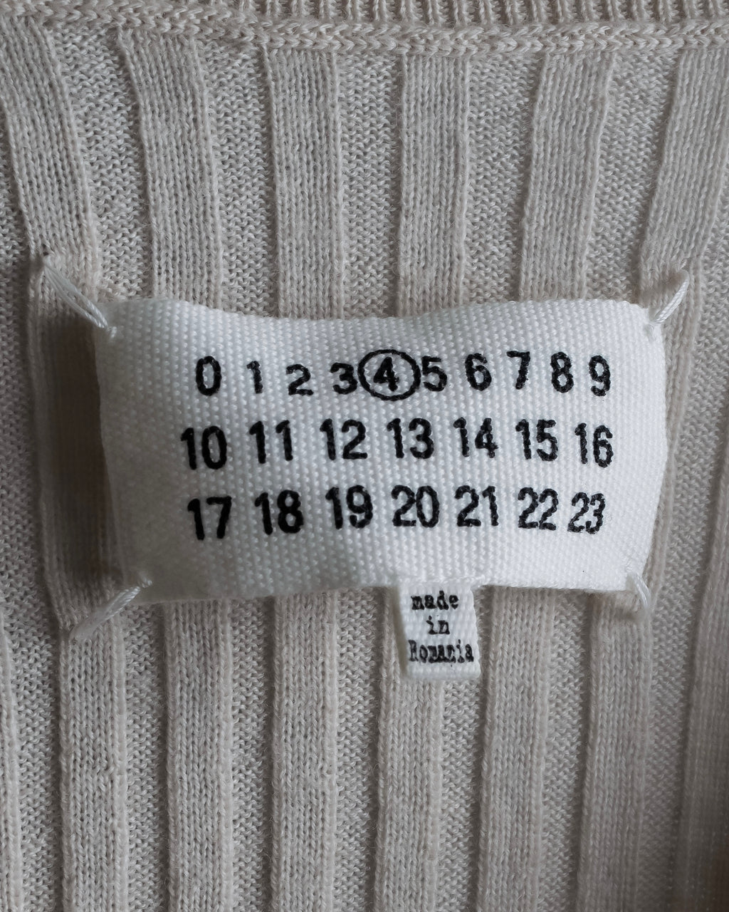 "MAISON MARGIELA" 18AW Ribbed shaped V-neck knit