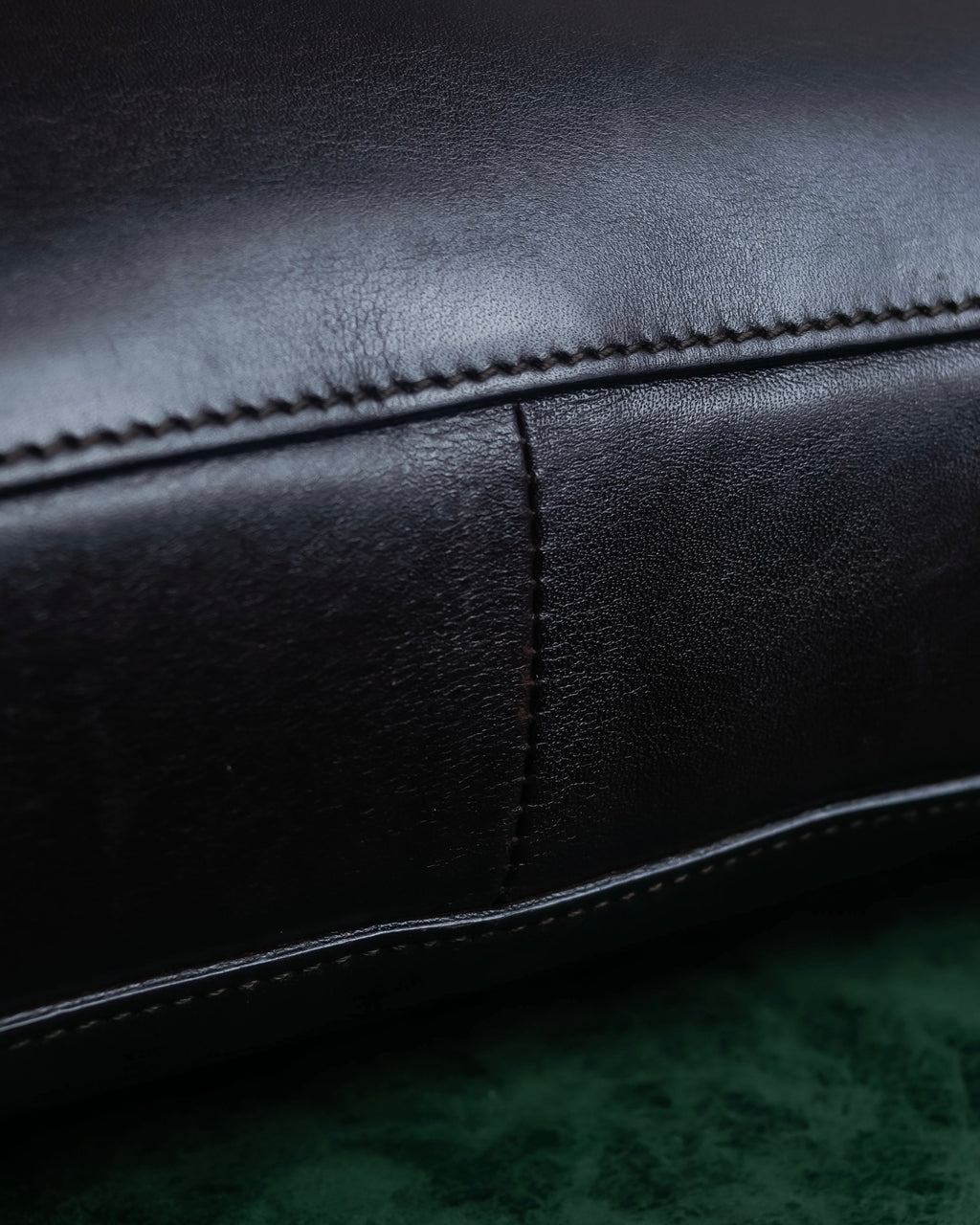 "GUCCI" Metal handle detail brown leather bag