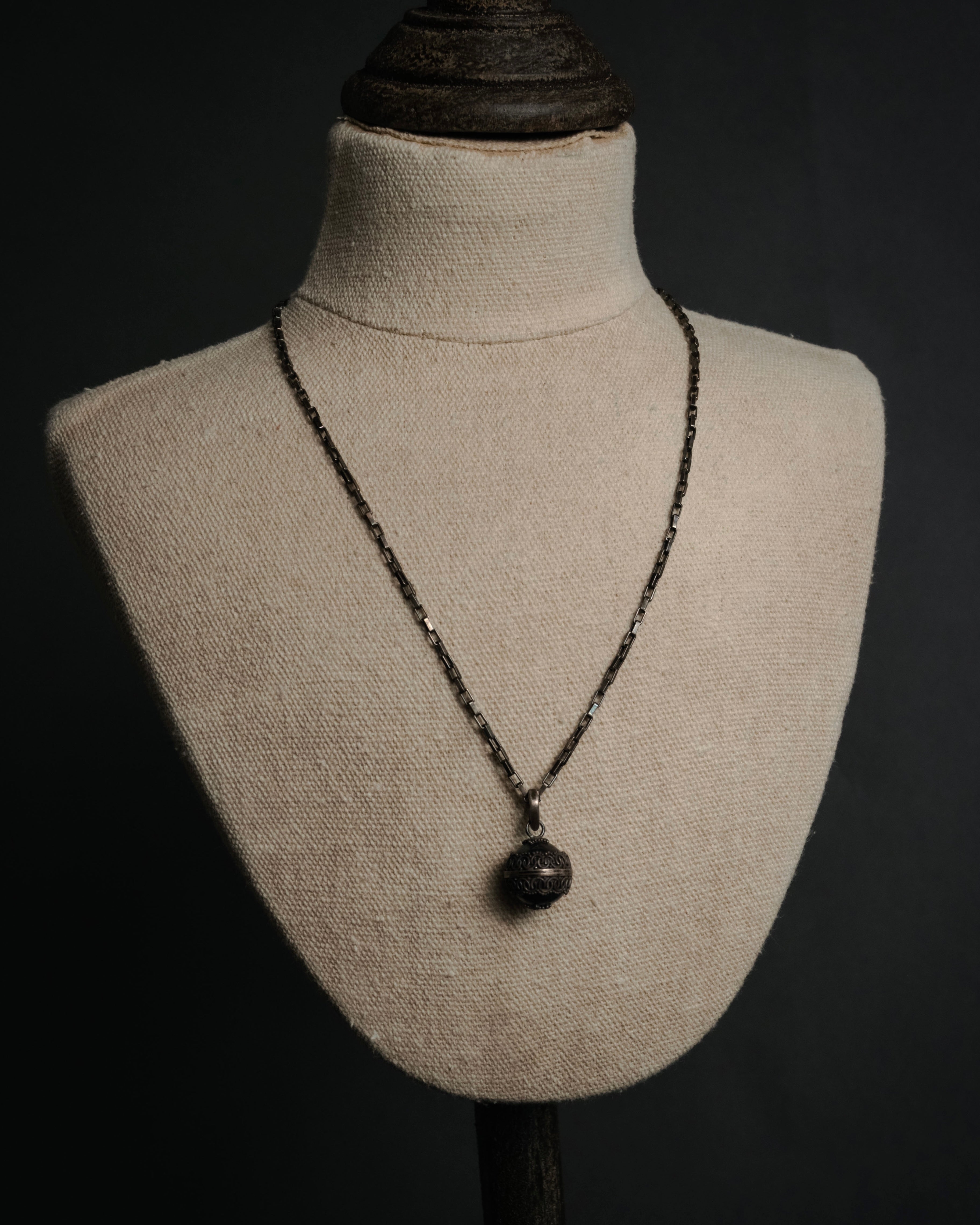 “GUCCI“ 2000’s openwork sphere pendant necklace