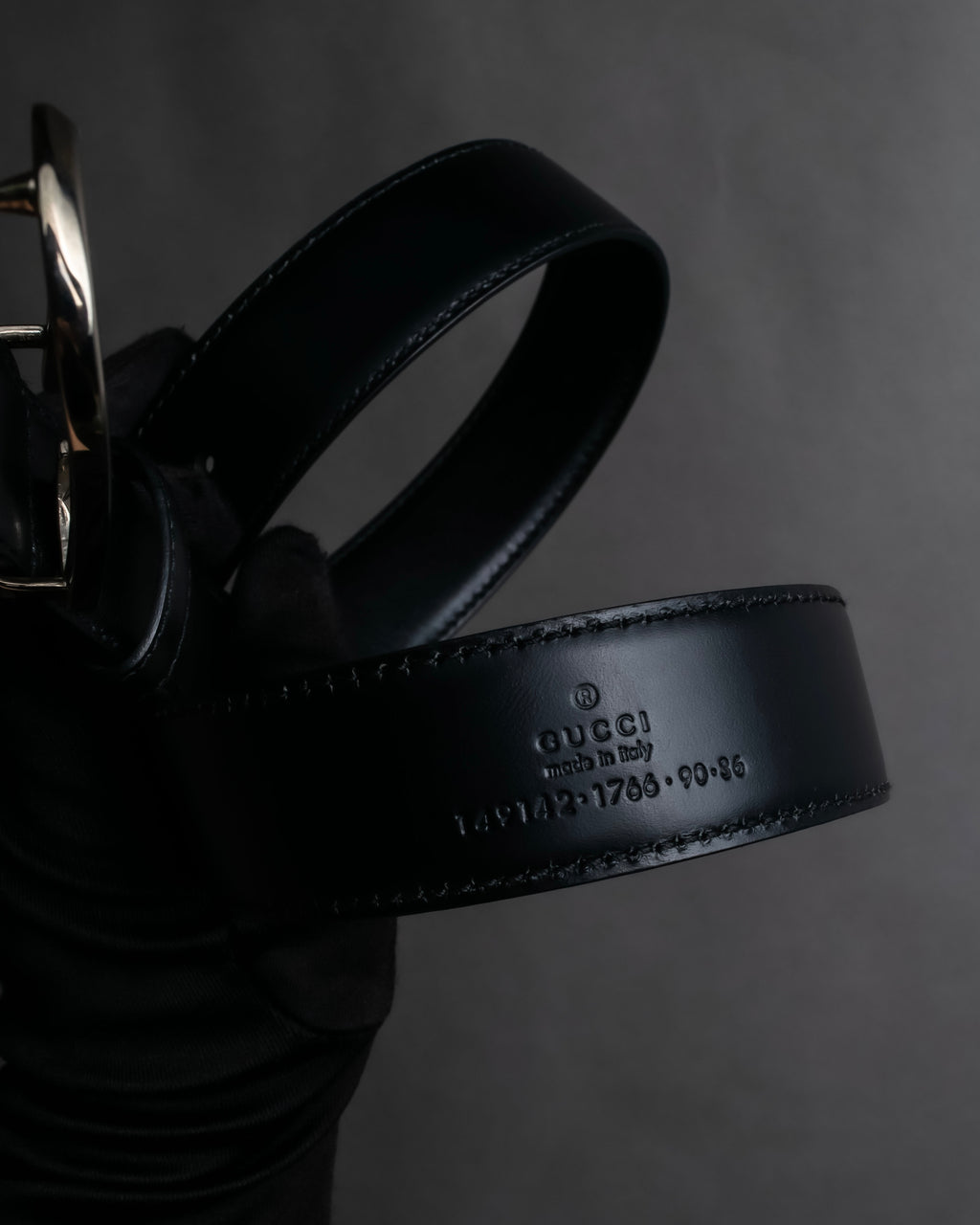 "GUCCI" Organic curved buckle design leather belt