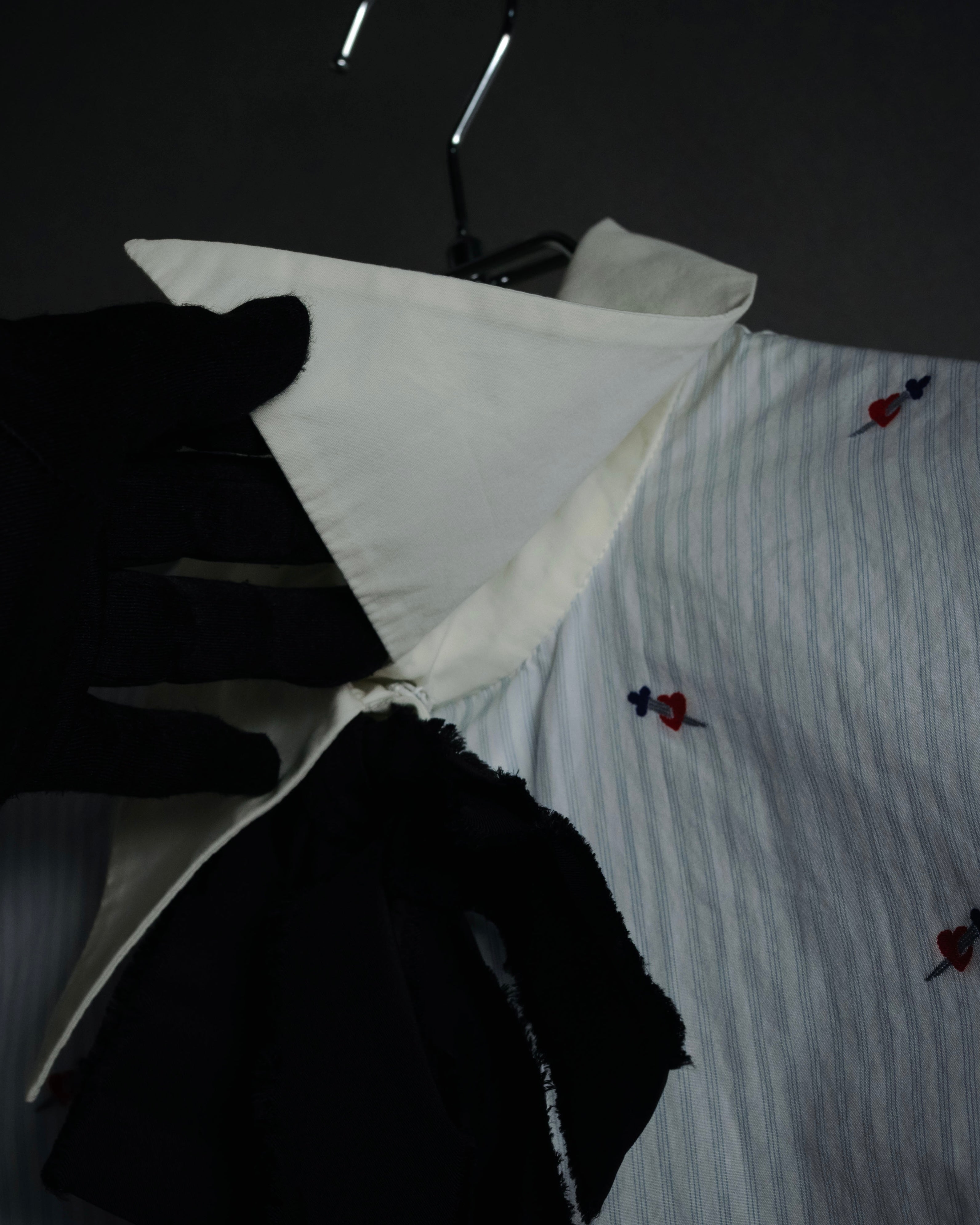 “GUCCI” 2017 heart and dagger embroidered bow tie shirt