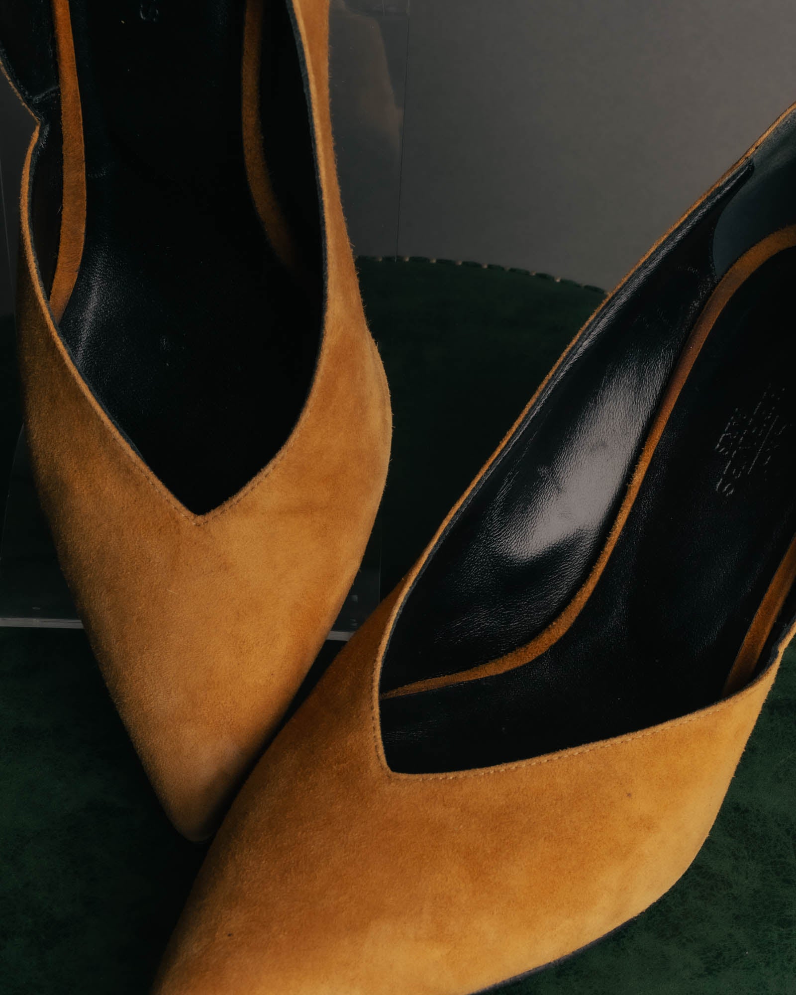 "Hermès" 90's-00's Sculptural suede pointed-toe pumps