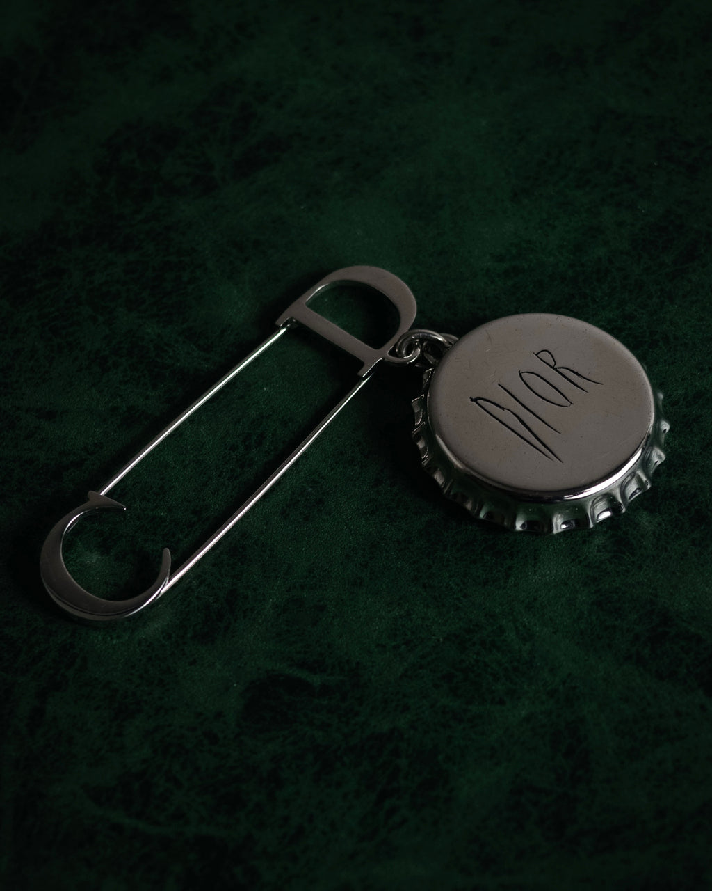 “DIOR” 2018-present Bottle cap pin brooch