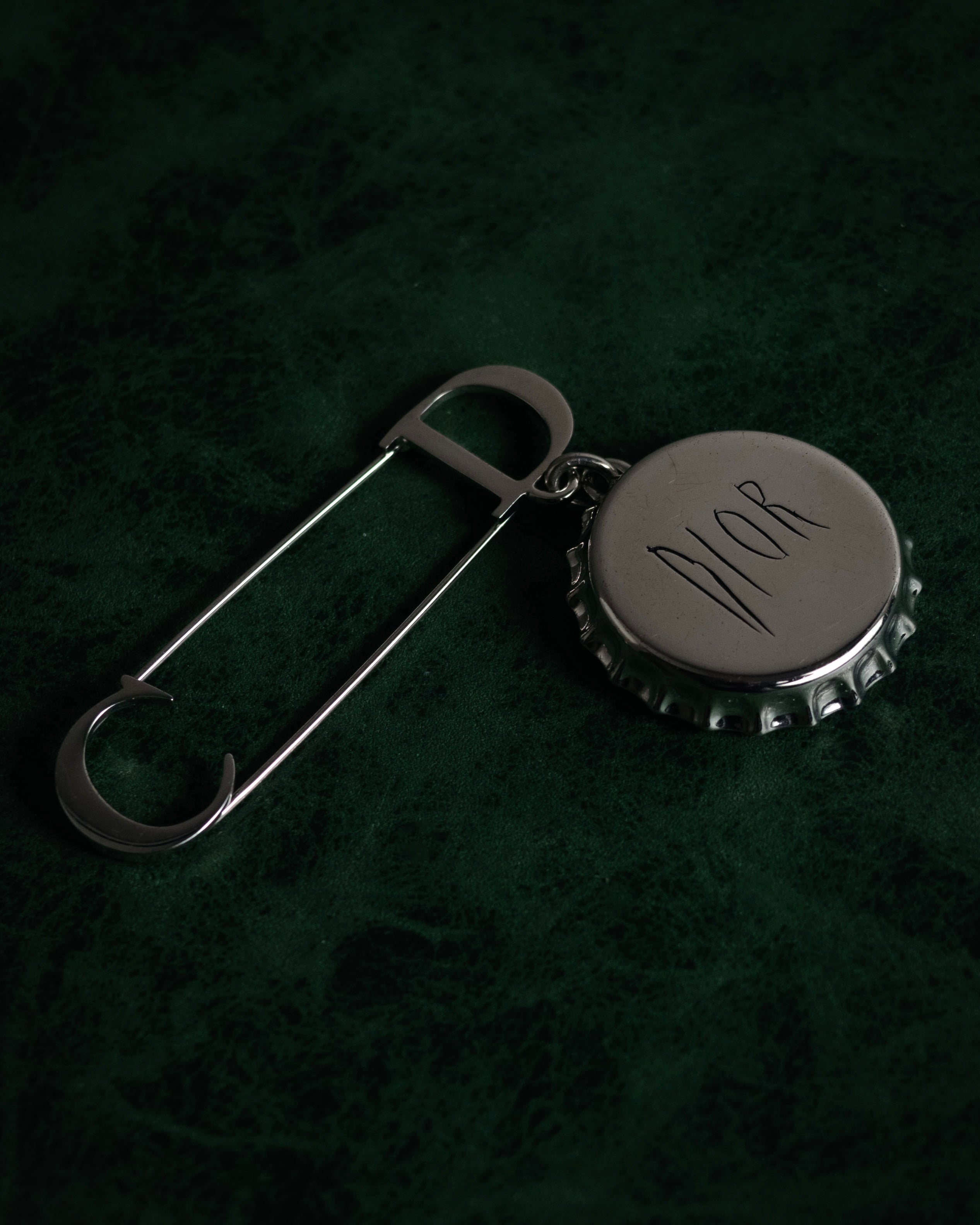 “DIOR” 2018-present Bottle cap pin brooch