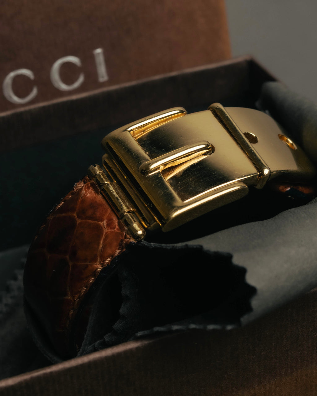 "GUCCI" 90's-00's Embossed leather buckle bangle