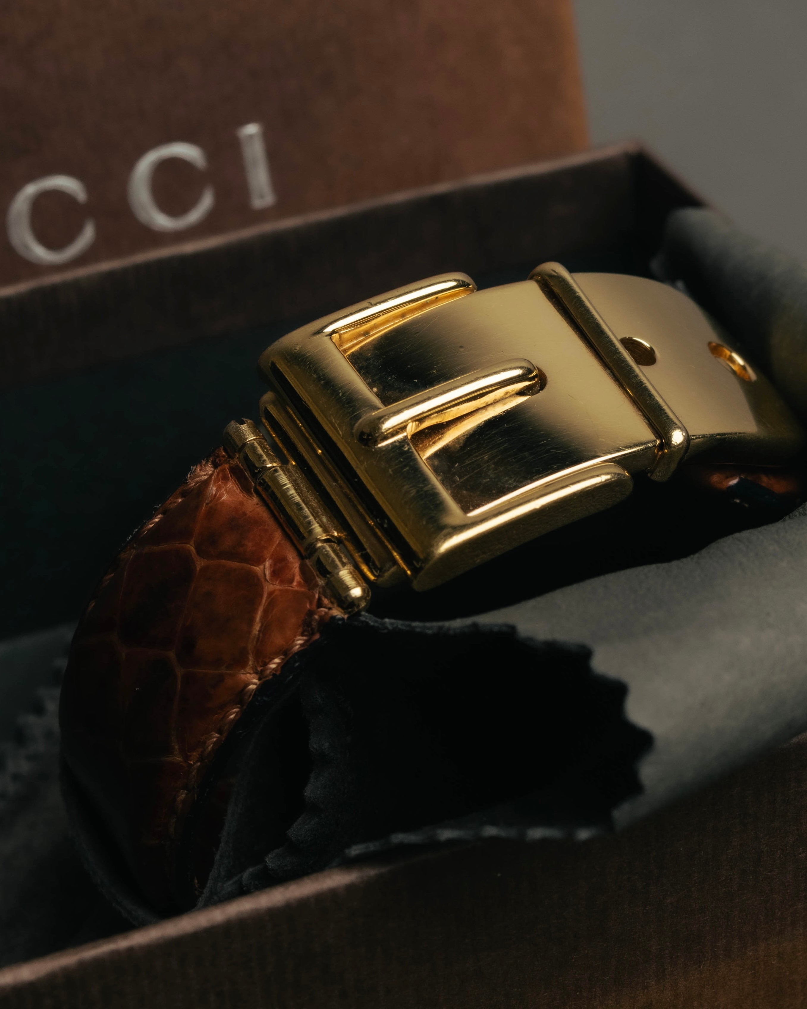 "GUCCI" 90's-00's Embossed leather buckle bangle
