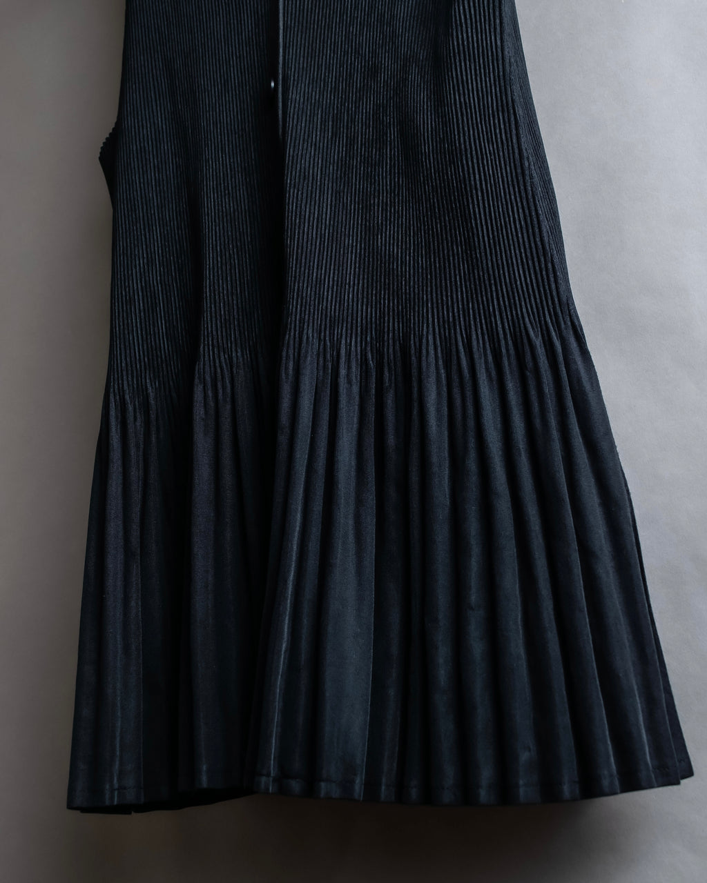 "PLEATS PLEASE ISSEY MIYAKE"
Narrow pleated sleeveless dress