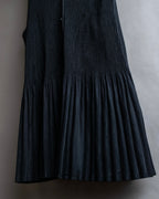 "PLEATS PLEASE ISSEY MIYAKE"
Narrow pleated sleeveless dress