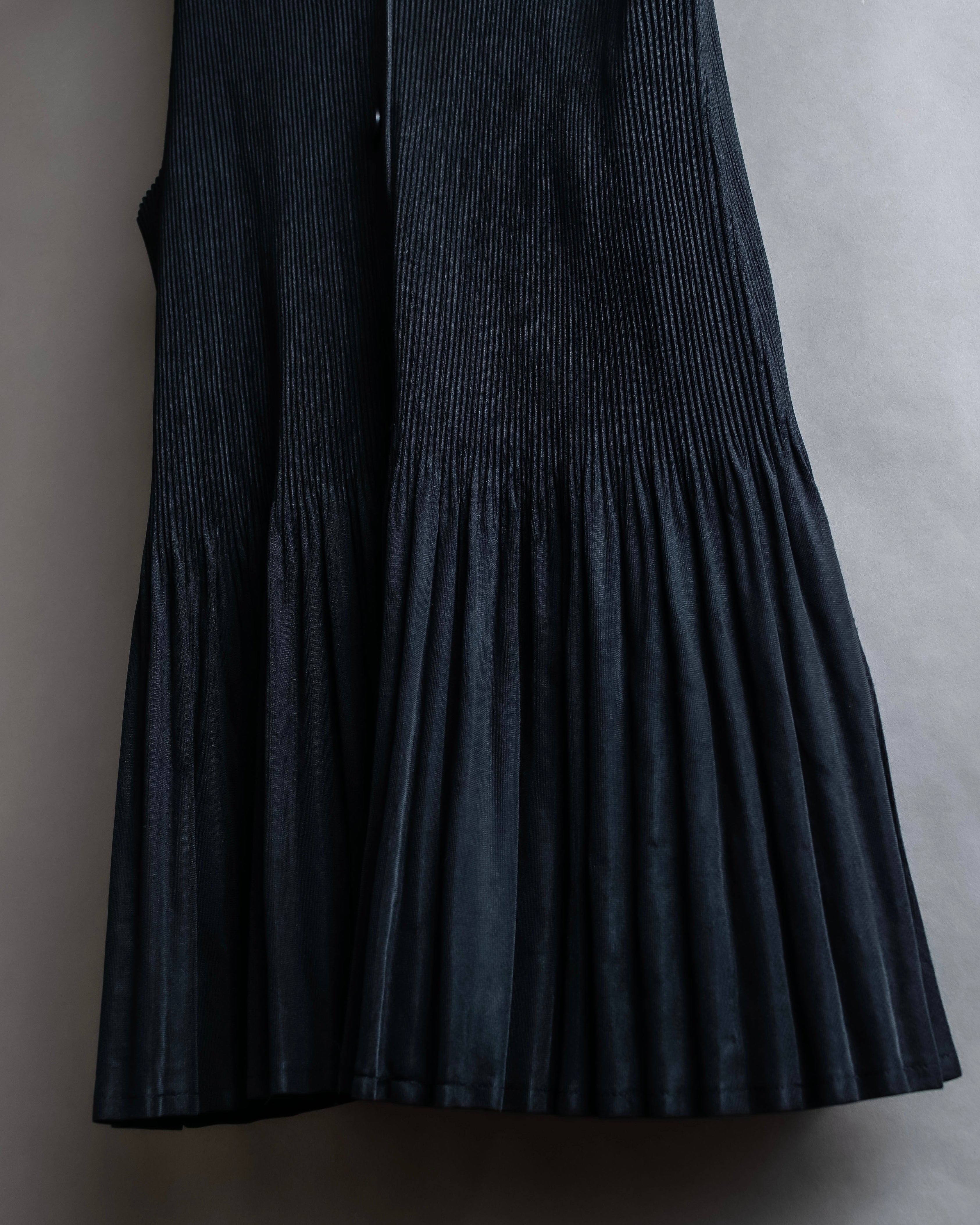 "PLEATS PLEASE ISSEY MIYAKE"
Narrow pleated sleeveless dress