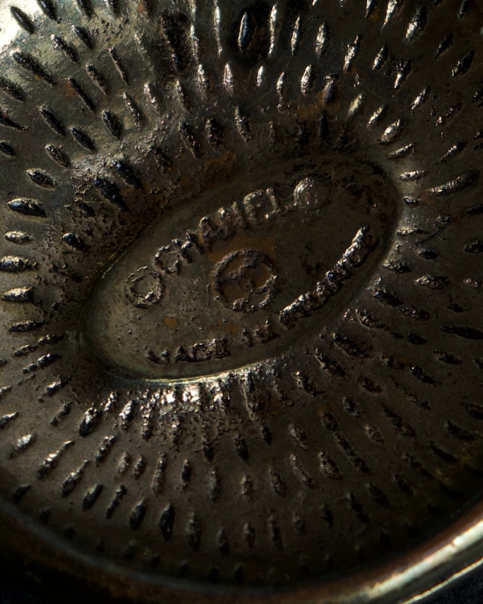 "CHANEL" Coco mark engraved gold earring