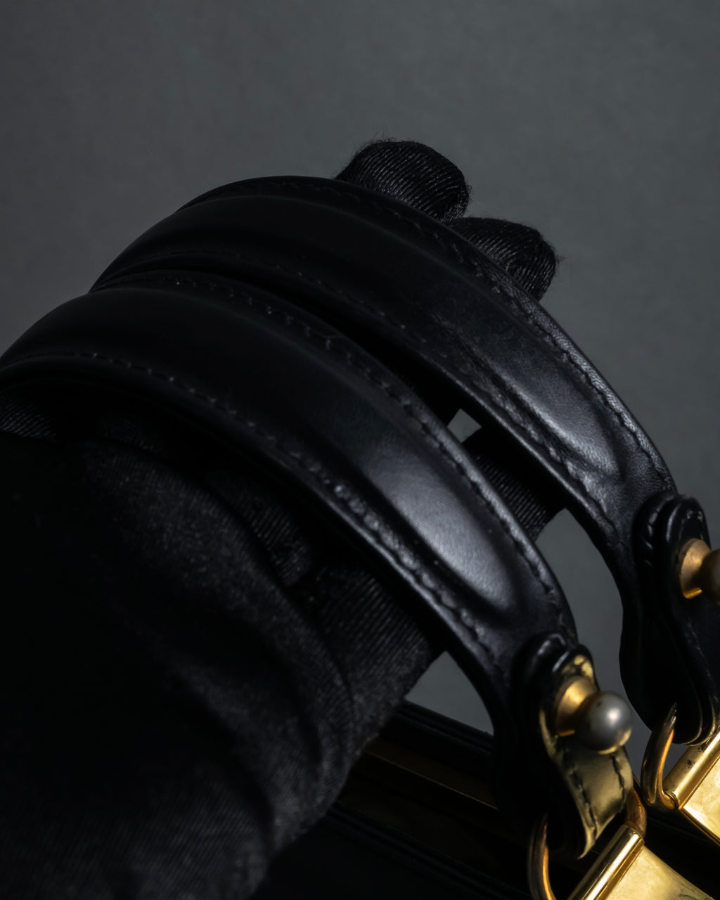 "Roberta Di Camerino" Logo motif charm design modern doctor bag