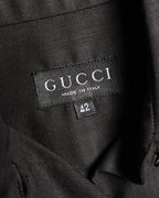 ブラックを基調としたセリフ体のGUCCIネックタグと、独立した42表記のサイズタグを捉えたカット。襟裏の細やかな織り目も確認できます。