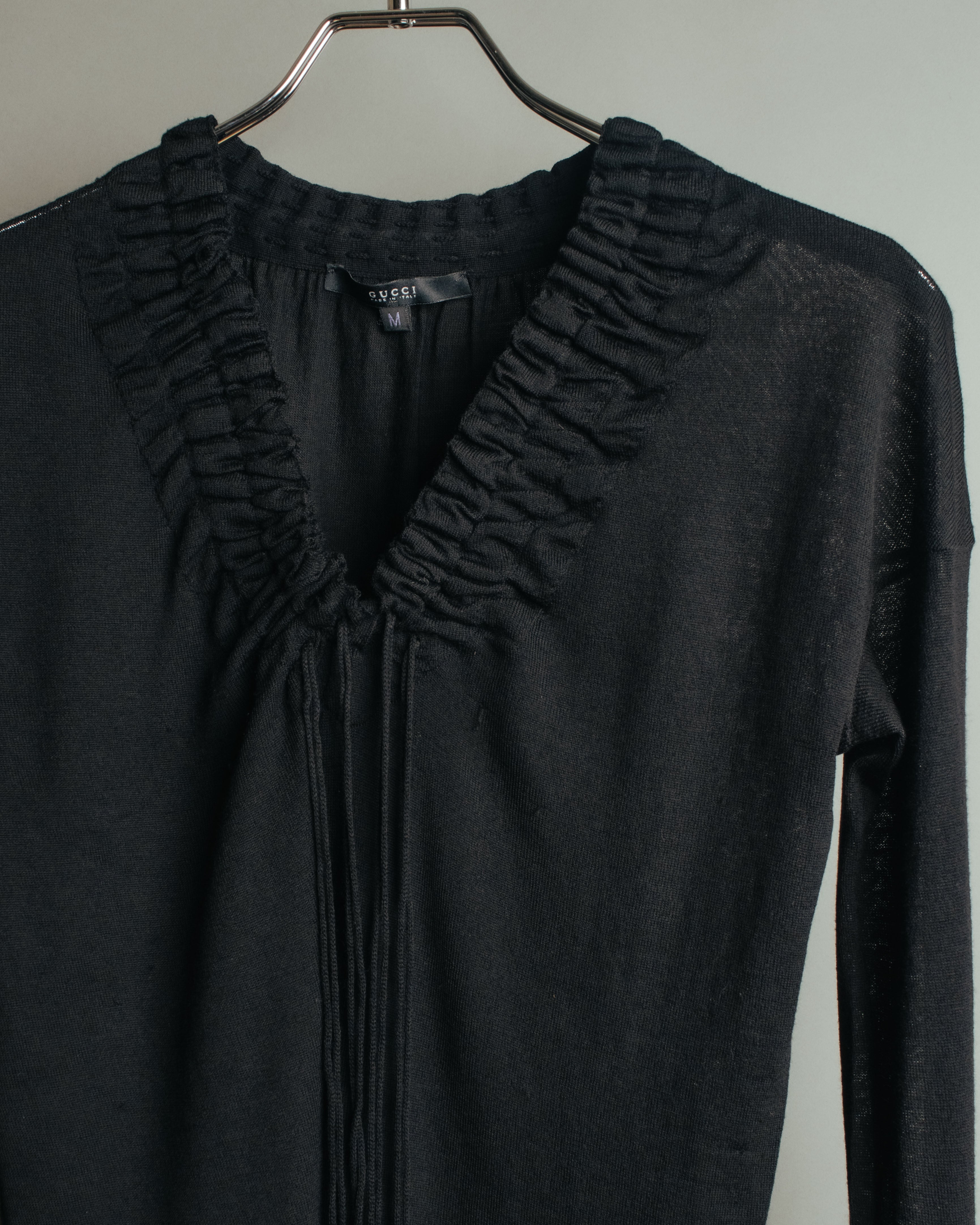 00s GUCCI TOM FORD期 ローゲージニットブラック GUCCI” 2001-2004 Tom Ford era gathered wool fringe knit top – MOOD