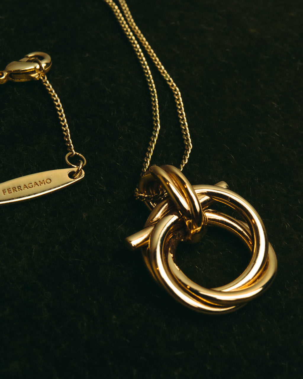 “Ferragamo” 90’s-00’s Interlocking ring pendant necklace