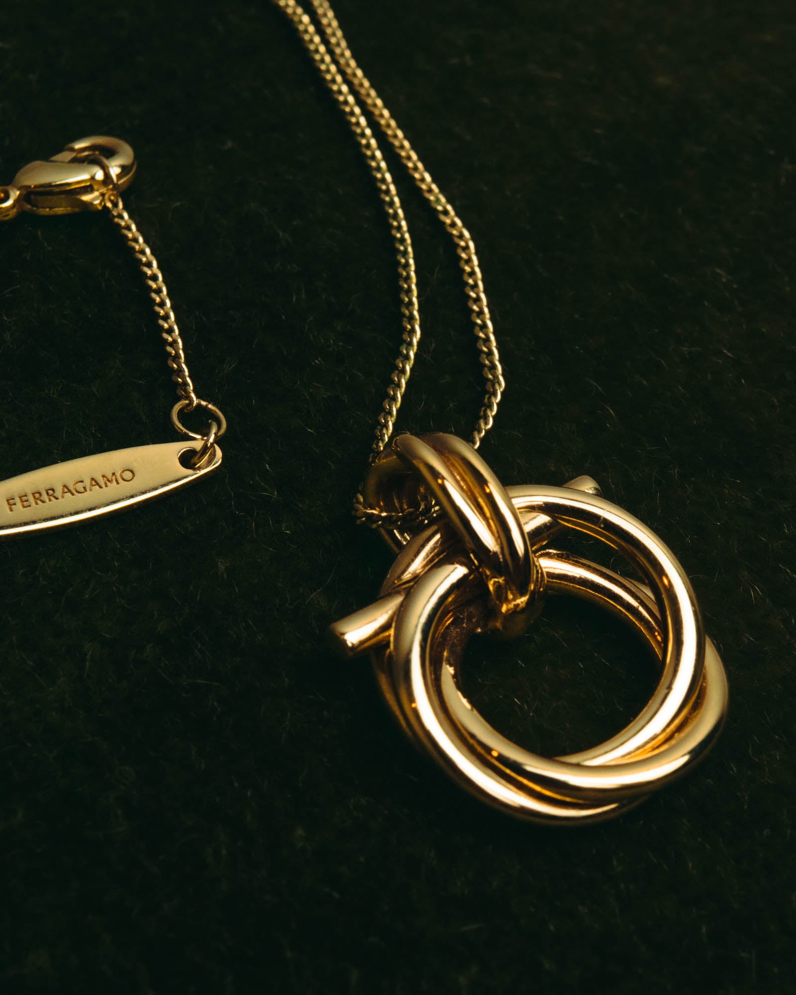 “Ferragamo” 90’s-00’s Interlocking ring pendant necklace
