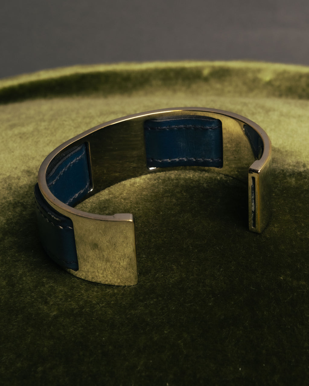 “HERMÈS” 90’s-00’s Leather inset gold metal cuff bangle