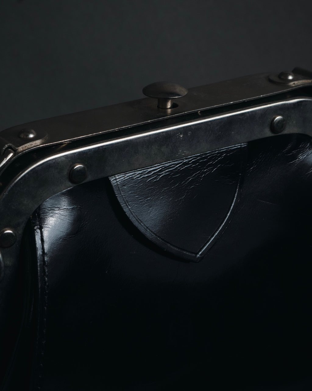 "tricot COMME des GARÇONS" Structured kiss-lock leather shoulder bag