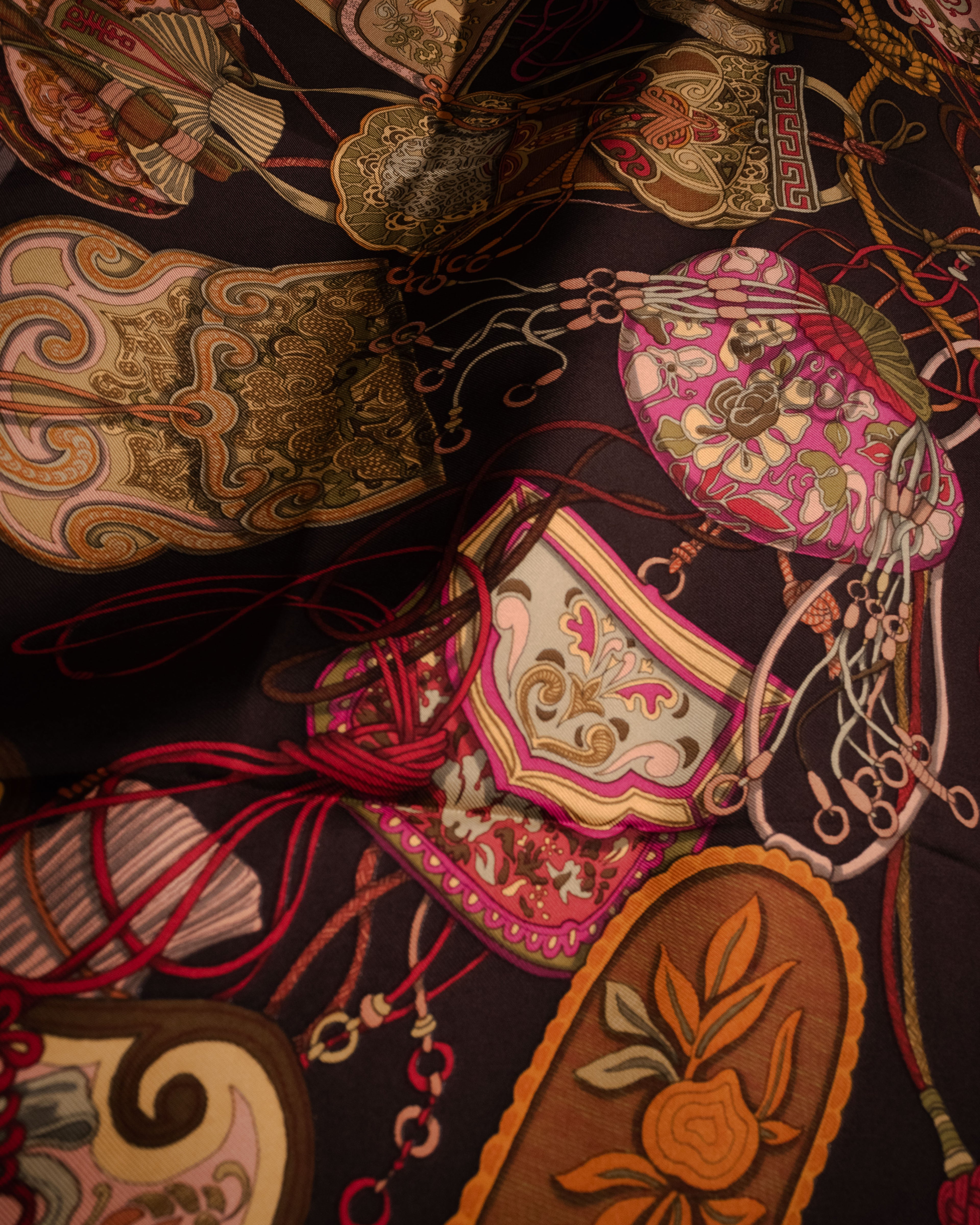 “GUCCI” 90’s Oriental motif silk carré scarf