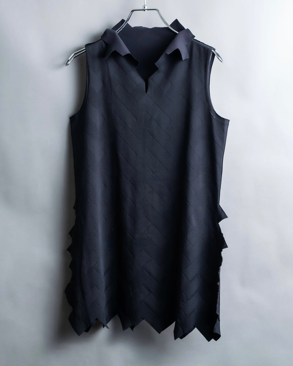 "PLEATS PLEASE ISSEY MIYAKE" 

Meander sleeveless tops