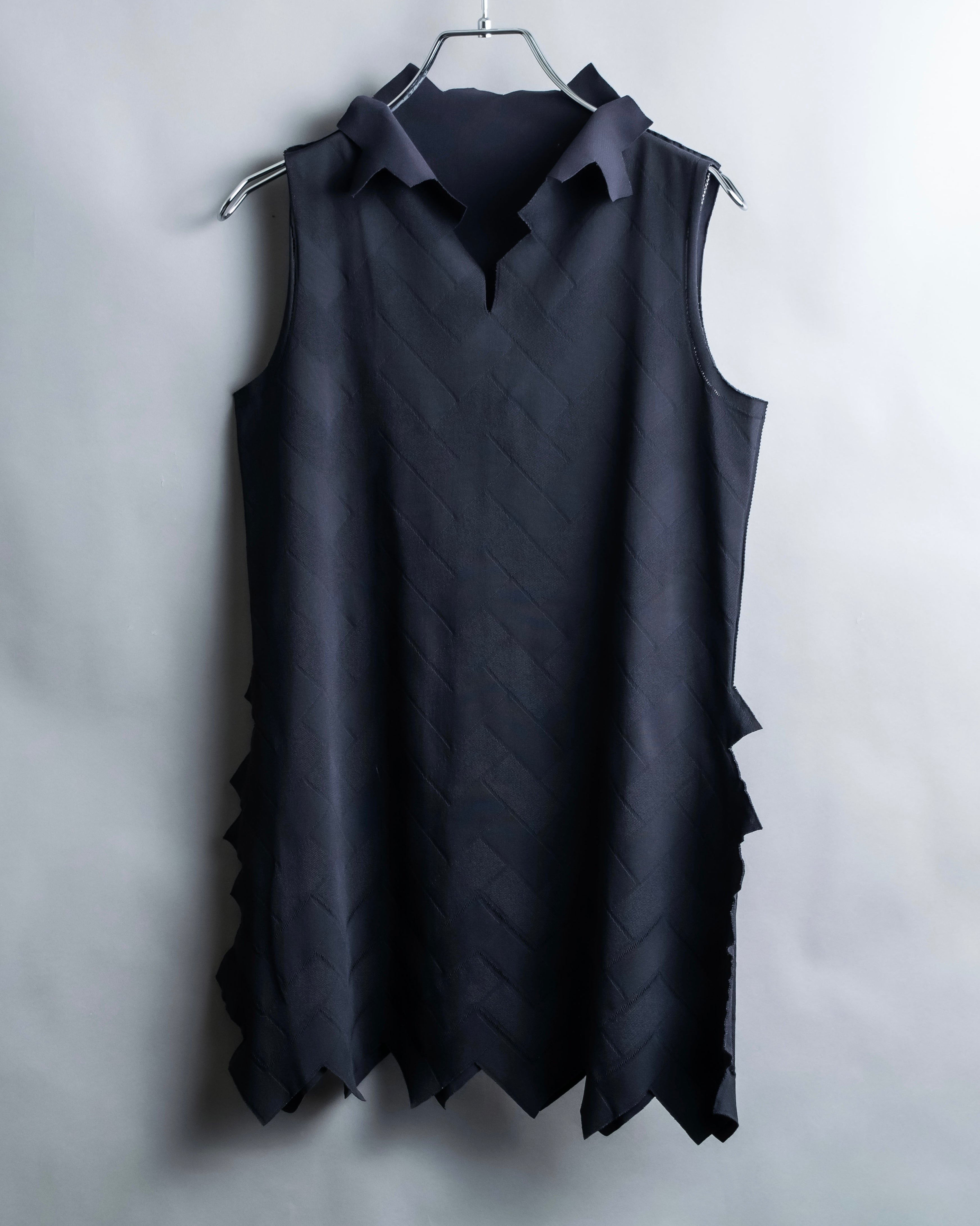 "PLEATS PLEASE ISSEY MIYAKE" 

Meander sleeveless tops