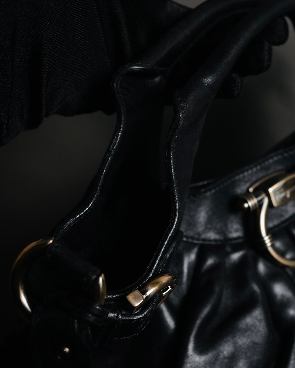 –SPECIAL– "Salvatore Ferragamo"
00’s Gancini ring-gathered nappa 2way bag