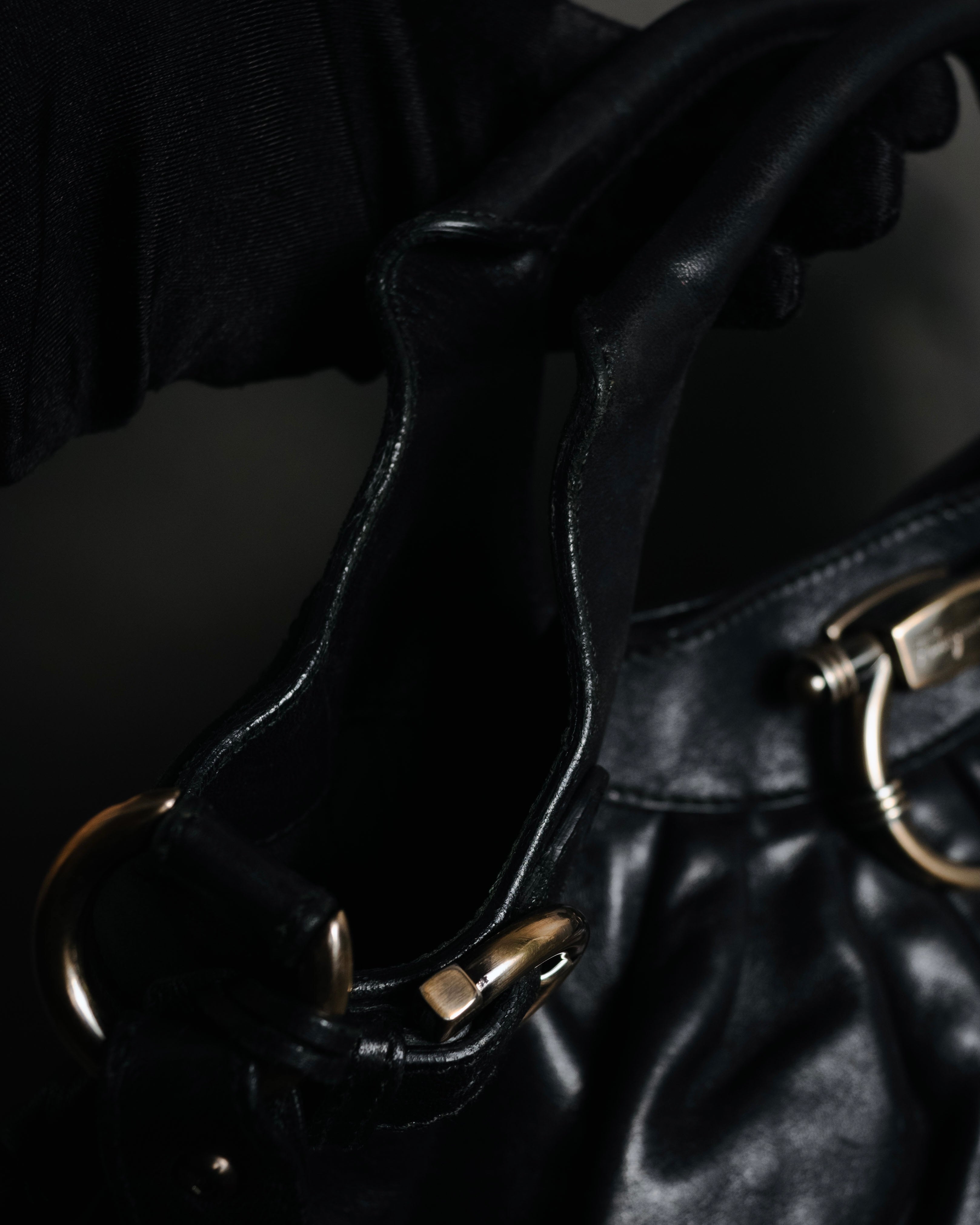 –SPECIAL– "Salvatore Ferragamo"
00’s Gancini ring-gathered nappa 2way bag