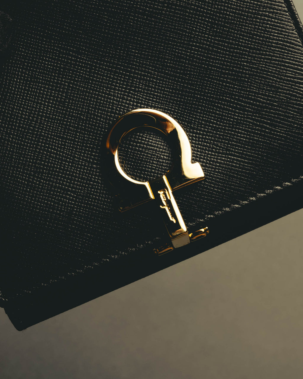 "Salvatore Ferragamo" 80's–00's Classic gancini bifold wallet