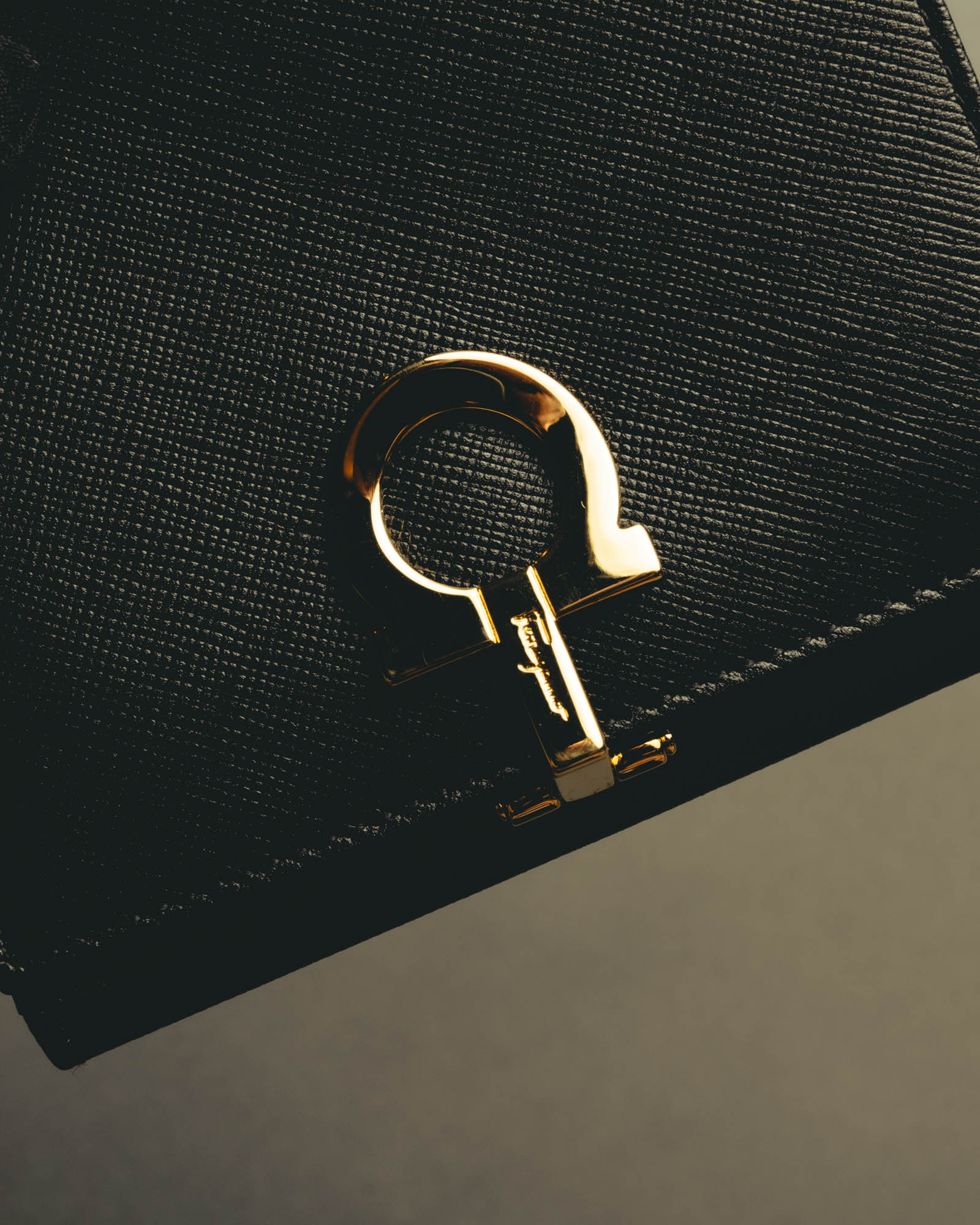 "Salvatore Ferragamo" 80's–00's Classic gancini bifold wallet