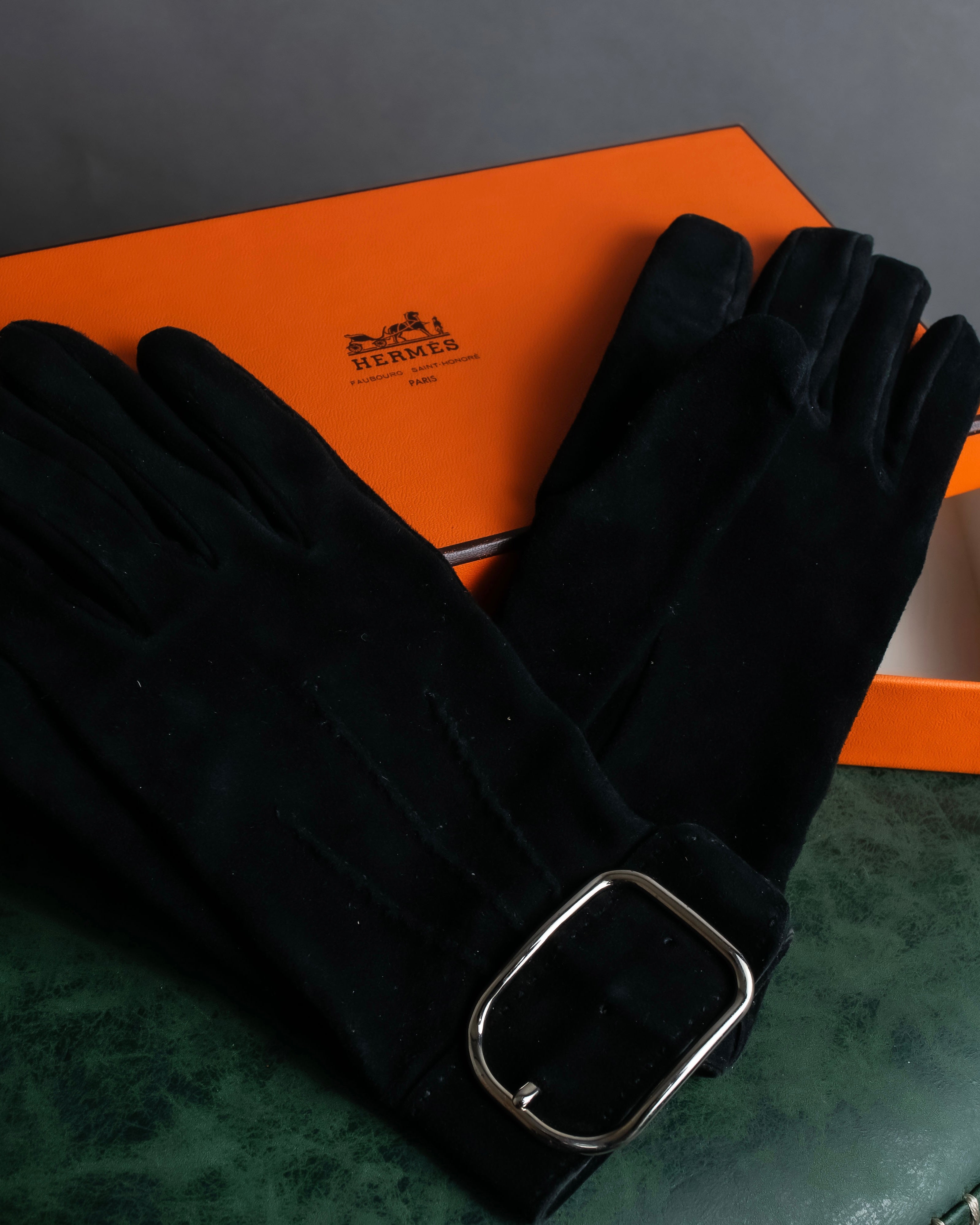 "HERMES" Silver buckle design suede leather gloves
