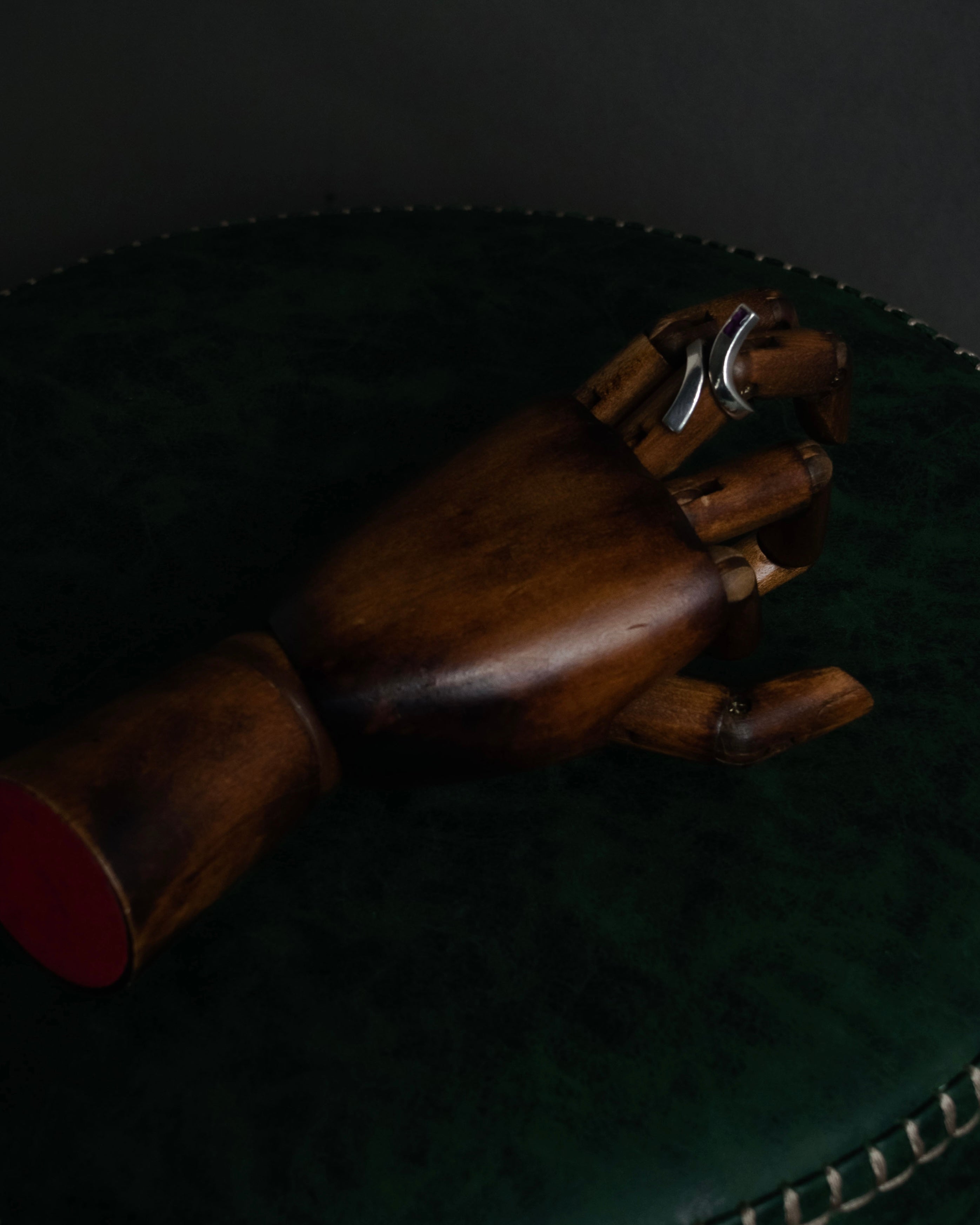 “GUCCI” 1990’s-2000’s Amethyst bypass silver ring