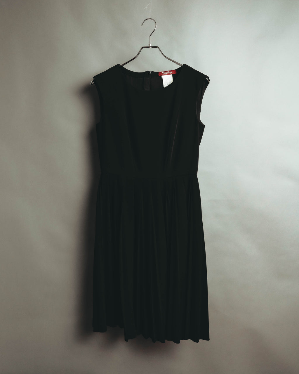 "Max Mara Studio" 00's-10's Elegant sleeveless pleated midi dress