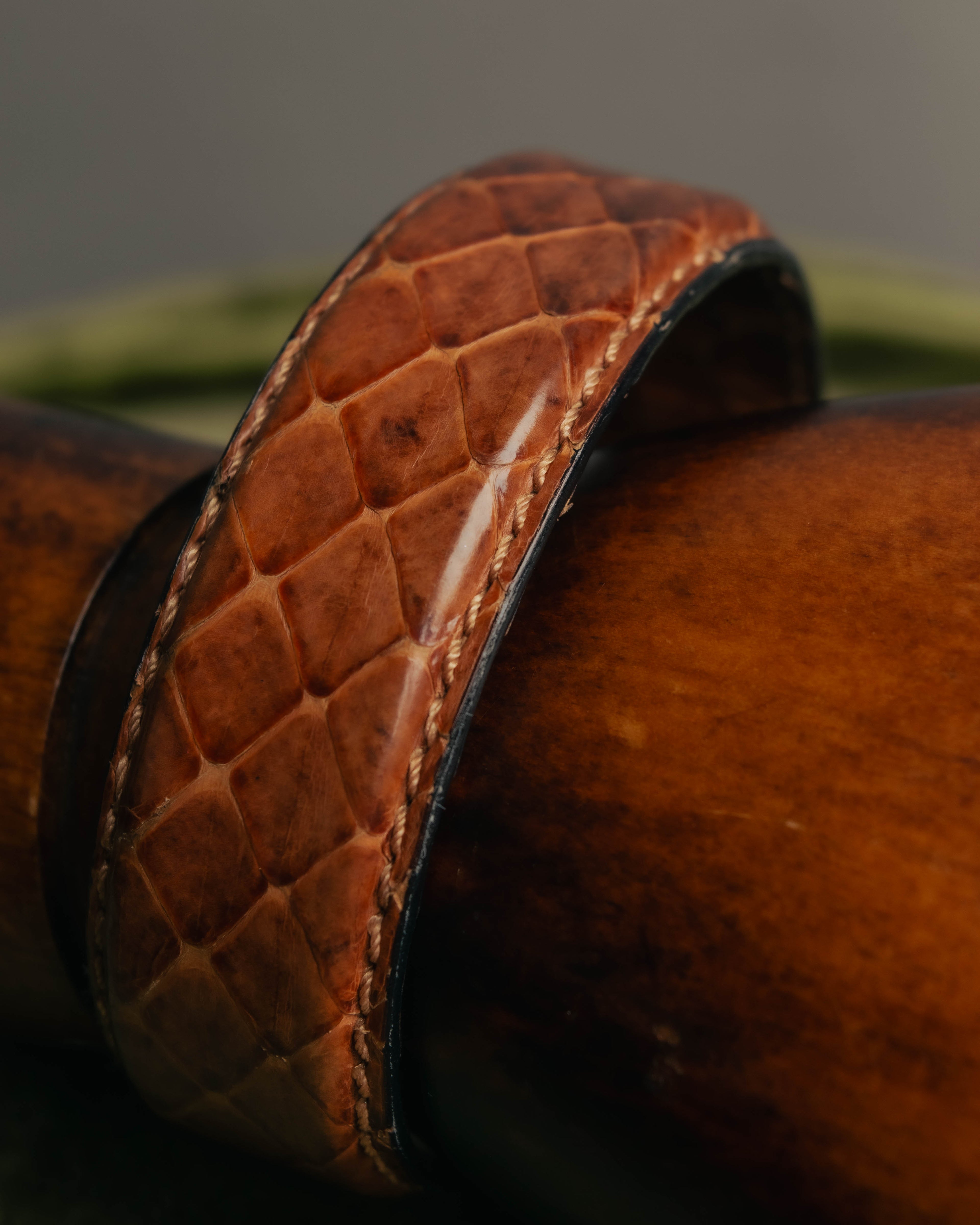 "GUCCI" 90's-00's Embossed leather buckle bangle