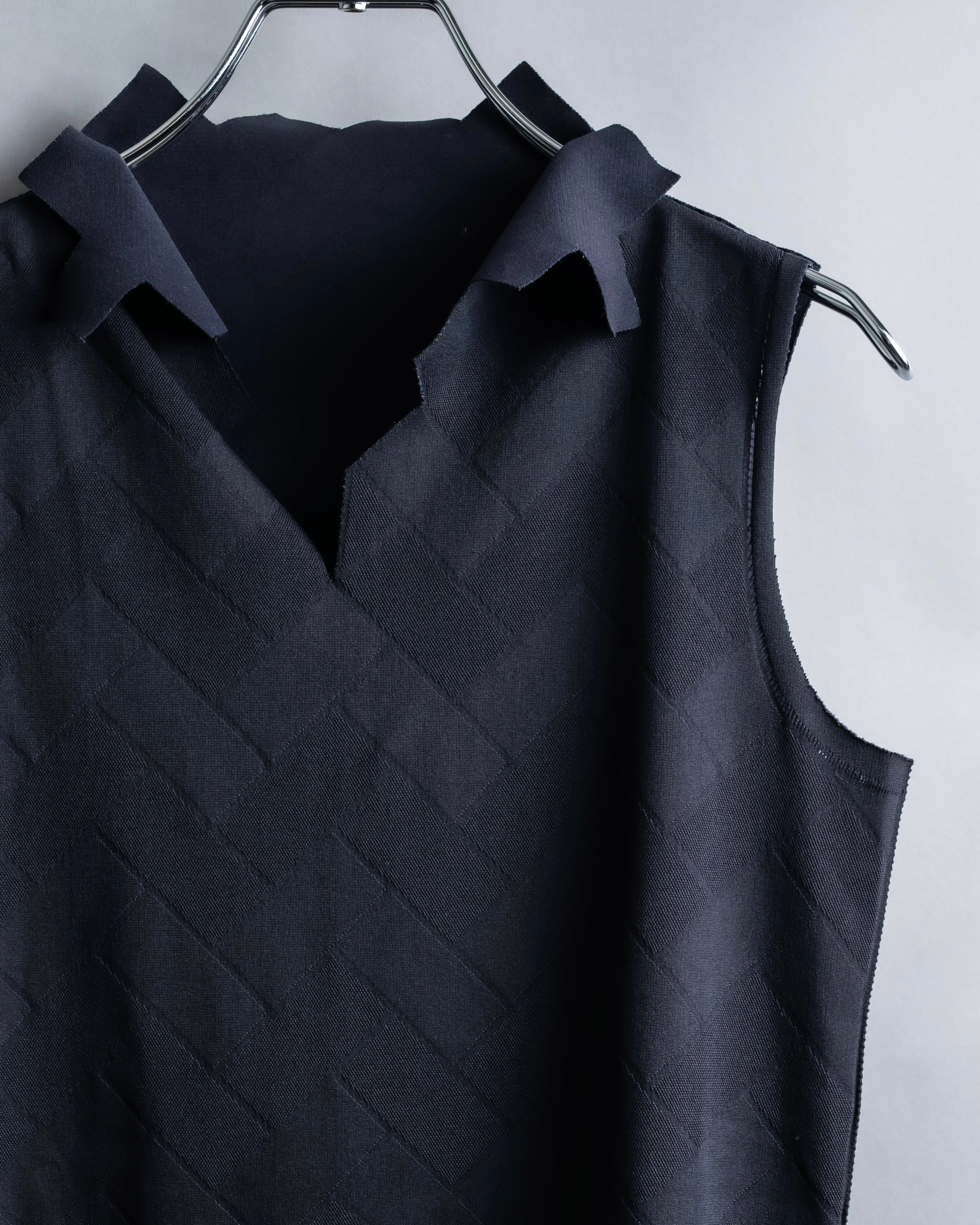 "PLEATS PLEASE ISSEY MIYAKE" 

Meander sleeveless tops