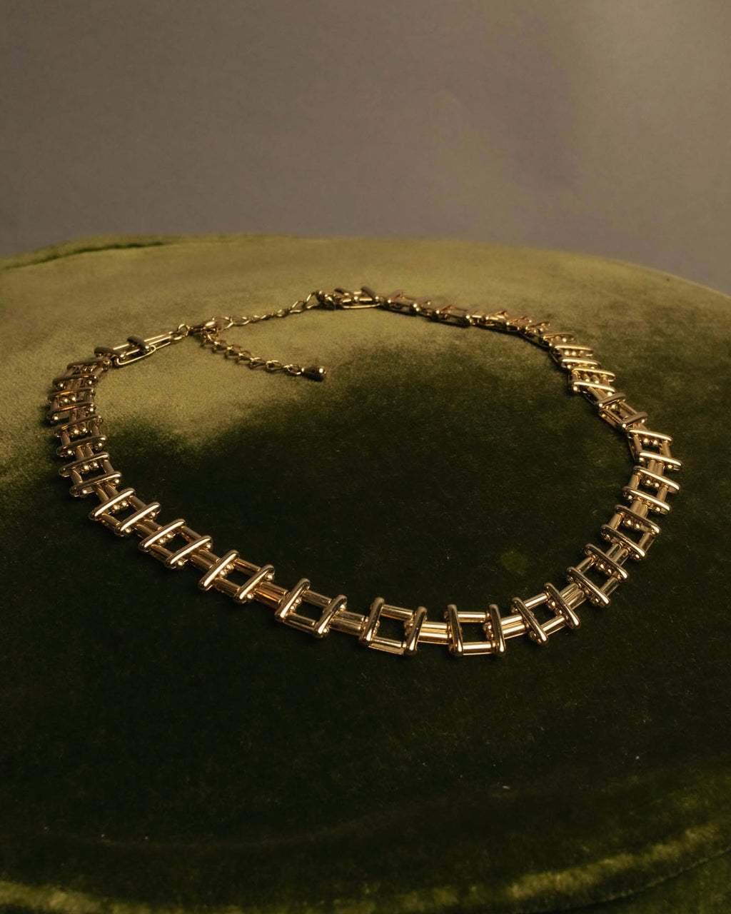 “Vintage“ Geometric link gold tone necklace